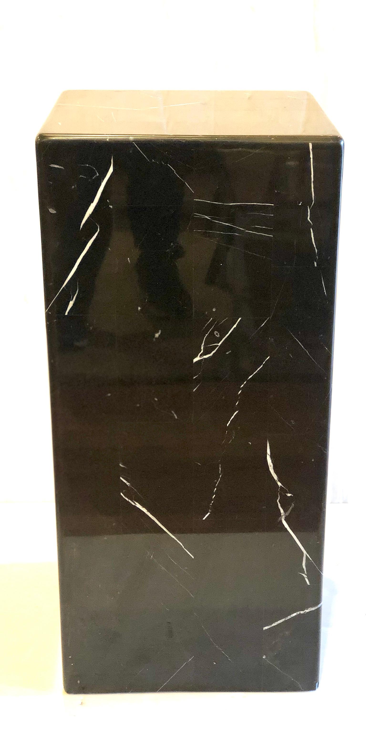 Elegant tall black marble with white grain pedestal with rounded corners in great condition, circa 1980s.