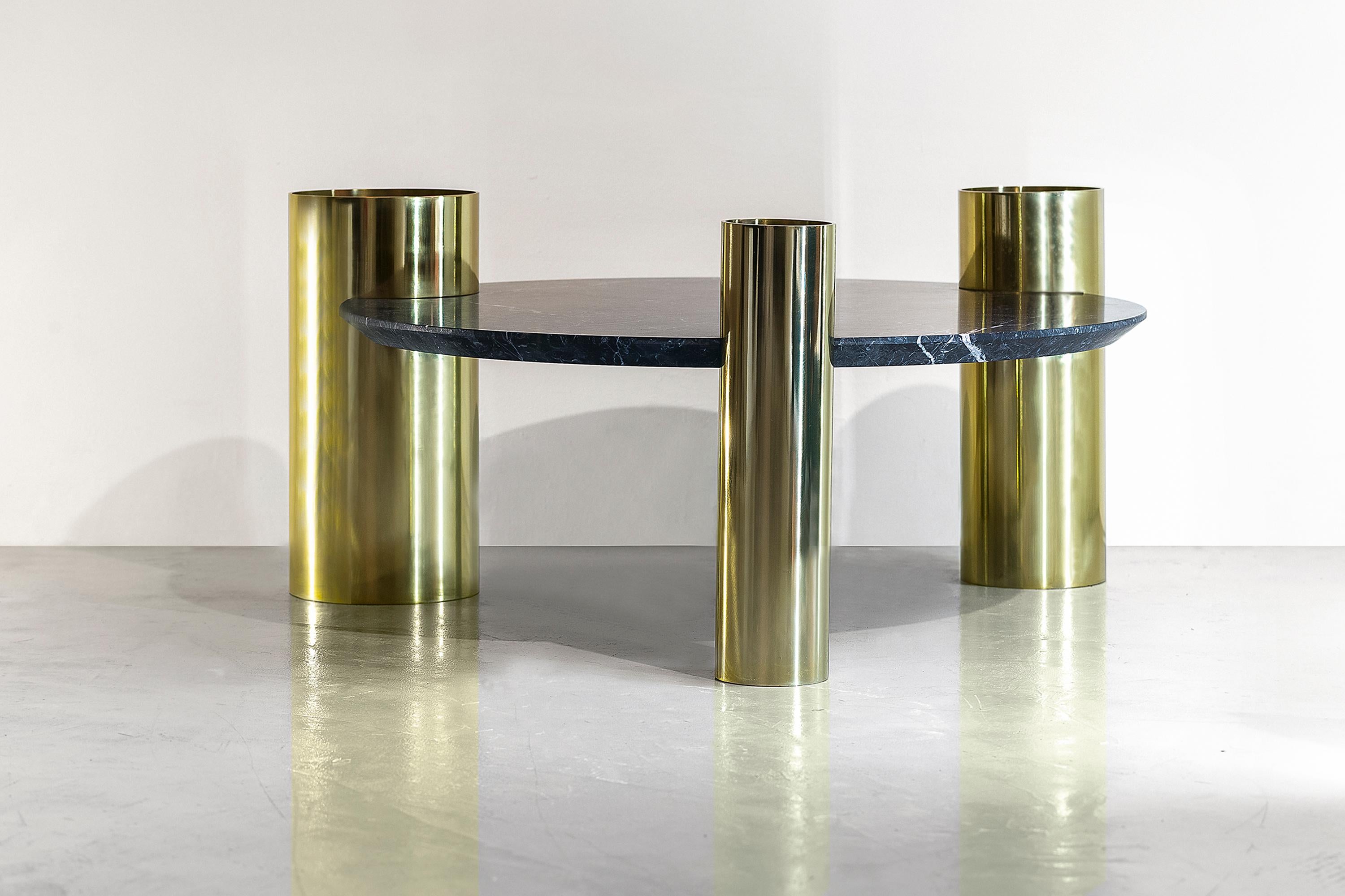 La table basse ronde en marbre Triade est un meuble polyvalent et adapté à différents contextes et solutions d'utilisation. Table basse ronde au style minimal et contemporain, avec des lignes enveloppantes qui concentrent l'attention sur le plateau