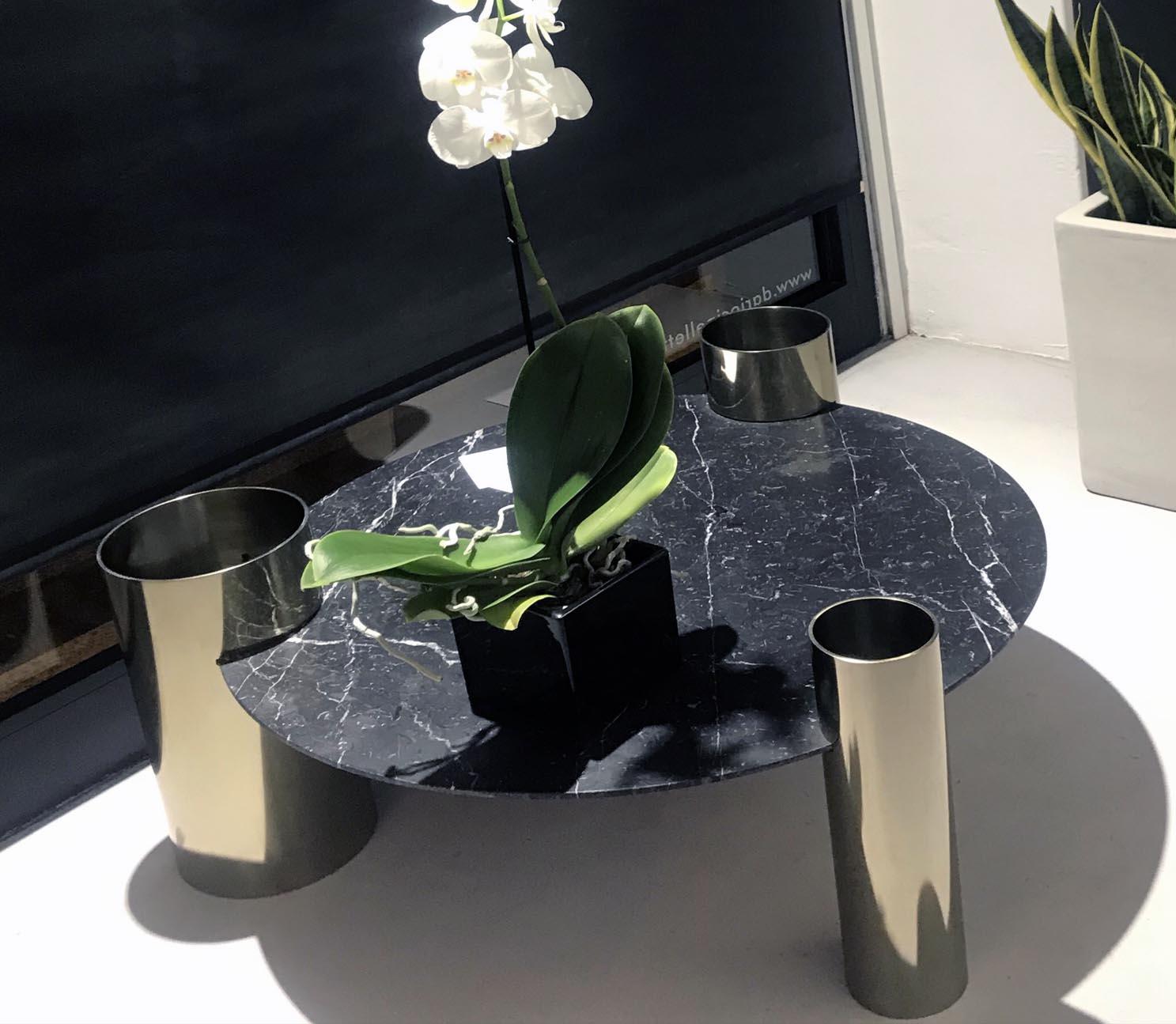 italien Table basse ronde en marbre noir avec pieds en laiton en vente