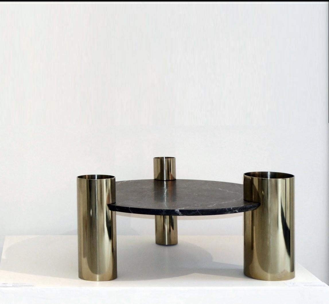 Table basse ronde en marbre noir avec pieds en laiton Neuf - En vente à piacenza, IT