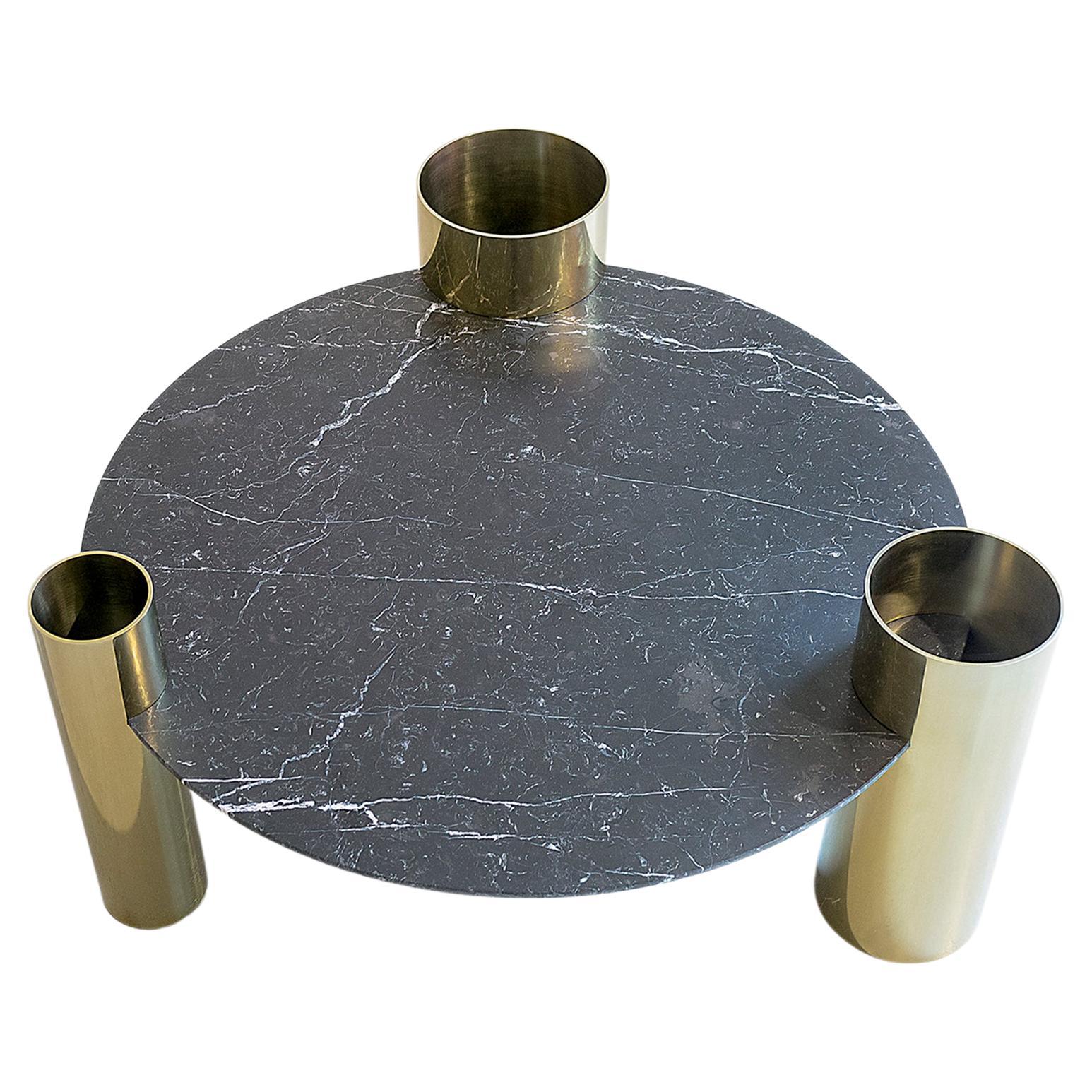 Table basse ronde en marbre noir avec pieds en laiton
