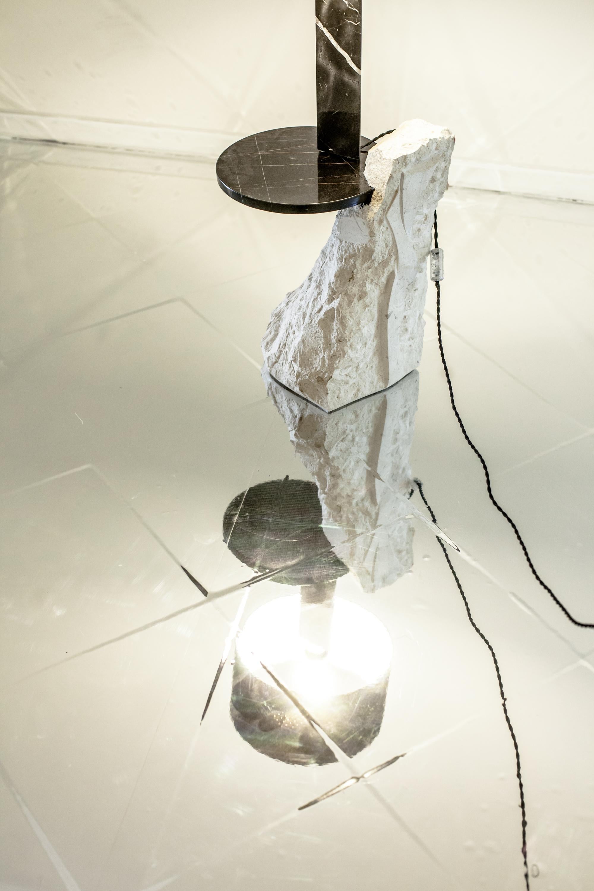 Tischlampe aus schwarzem Marmor mit Skulptur von Brajak Vitberg (Moderne) im Angebot