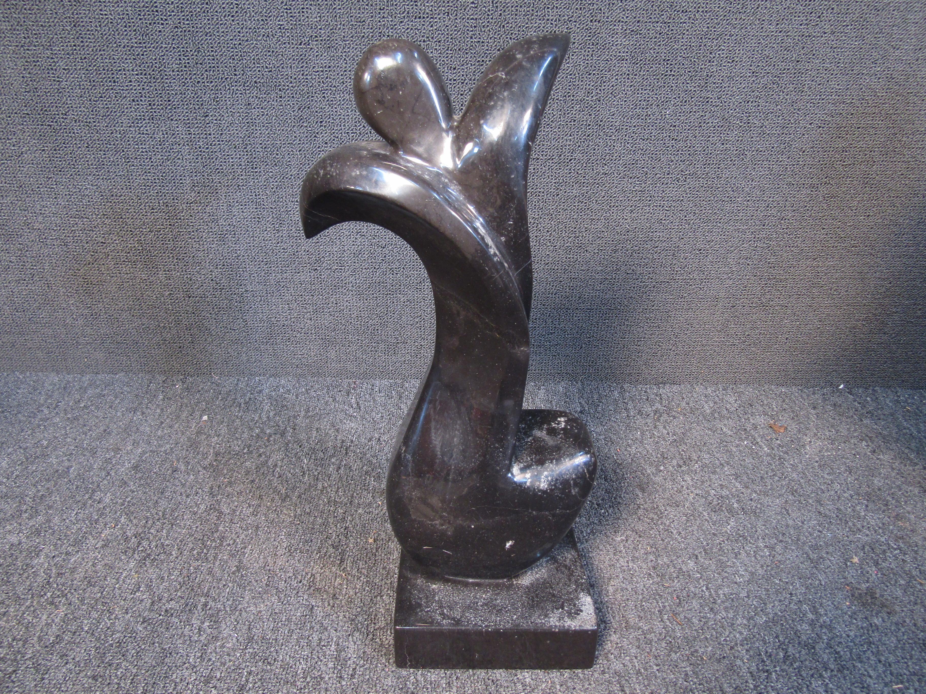 Cette élégante sculpture de table présente une forme figurative abstraite en marbre noir. La sculpture est fabriquée au Mexique et signée 