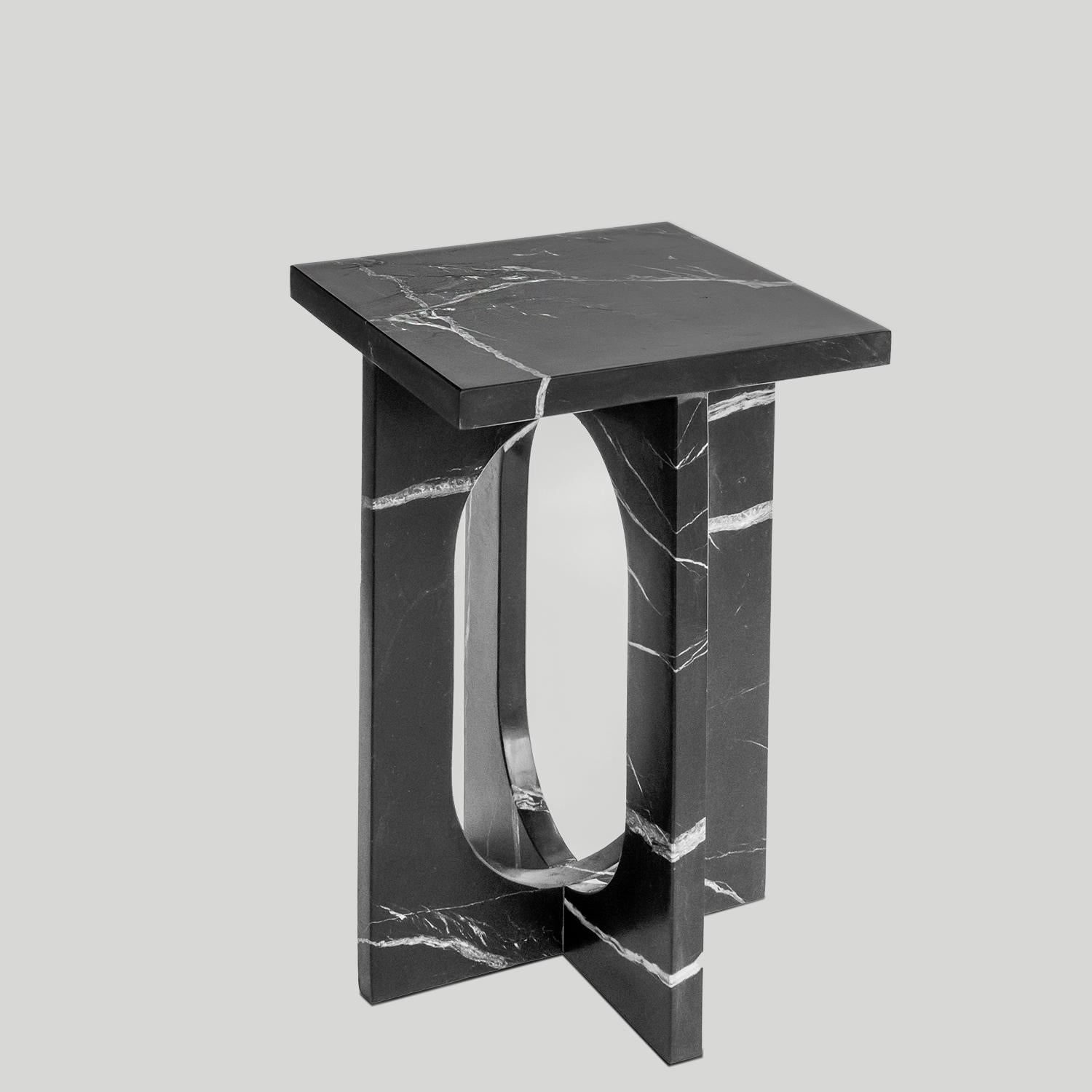 Table d'appoint BOND en marbre noir -  La table d'appoint Bond évoque la simplicité avec son design moderne et épuré. Fabriquée en marbre noir adouci, cette pièce constitue un ajout élégant à tout espace grâce à ses lignes sophistiquées et épurées