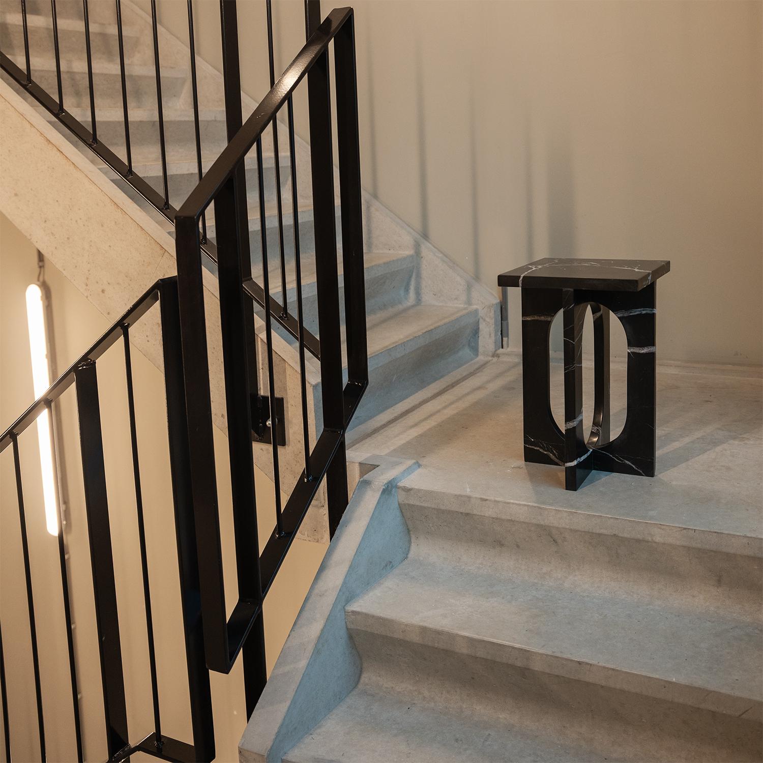 XXIe siècle et contemporain Table d'appoint en marbre noir 