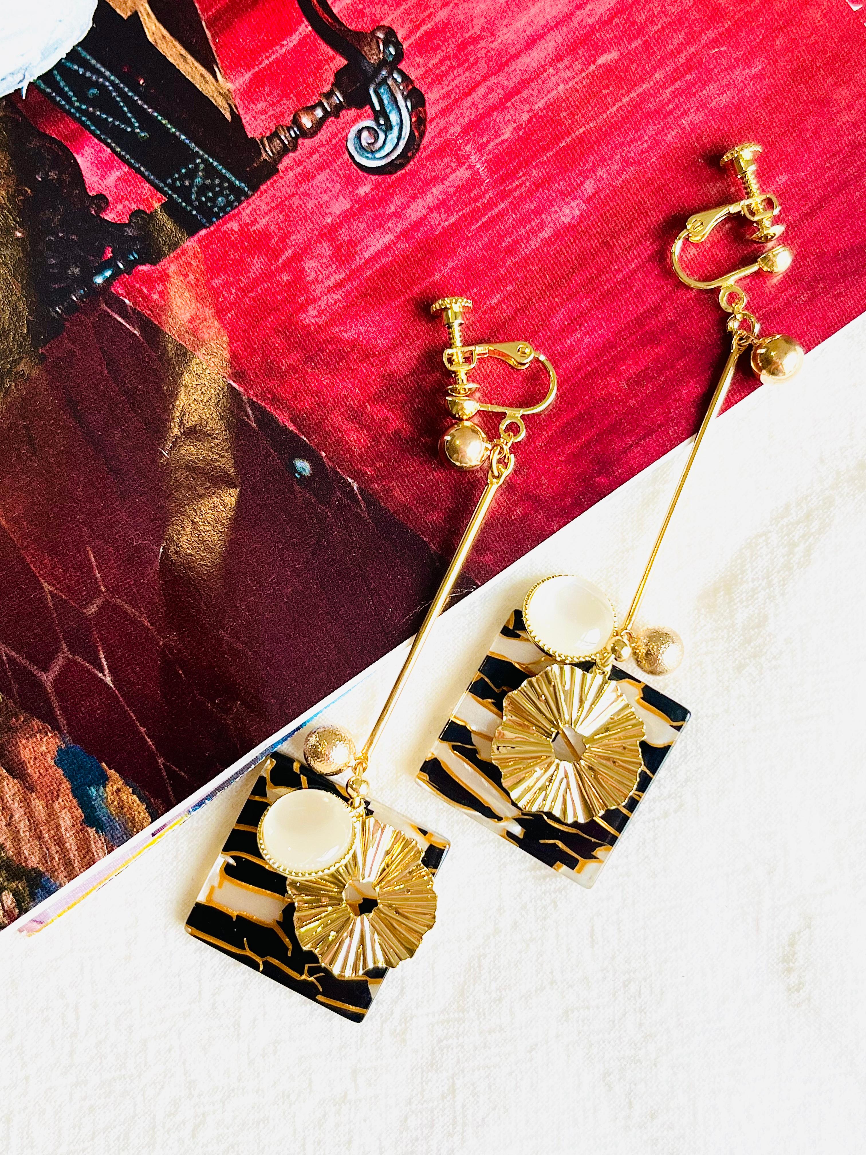 Black Marble Square Opal Gold Wave Disc Flower Long Drop Dangle Clip On Earrings In New Condition For Sale In Wokingham, England
