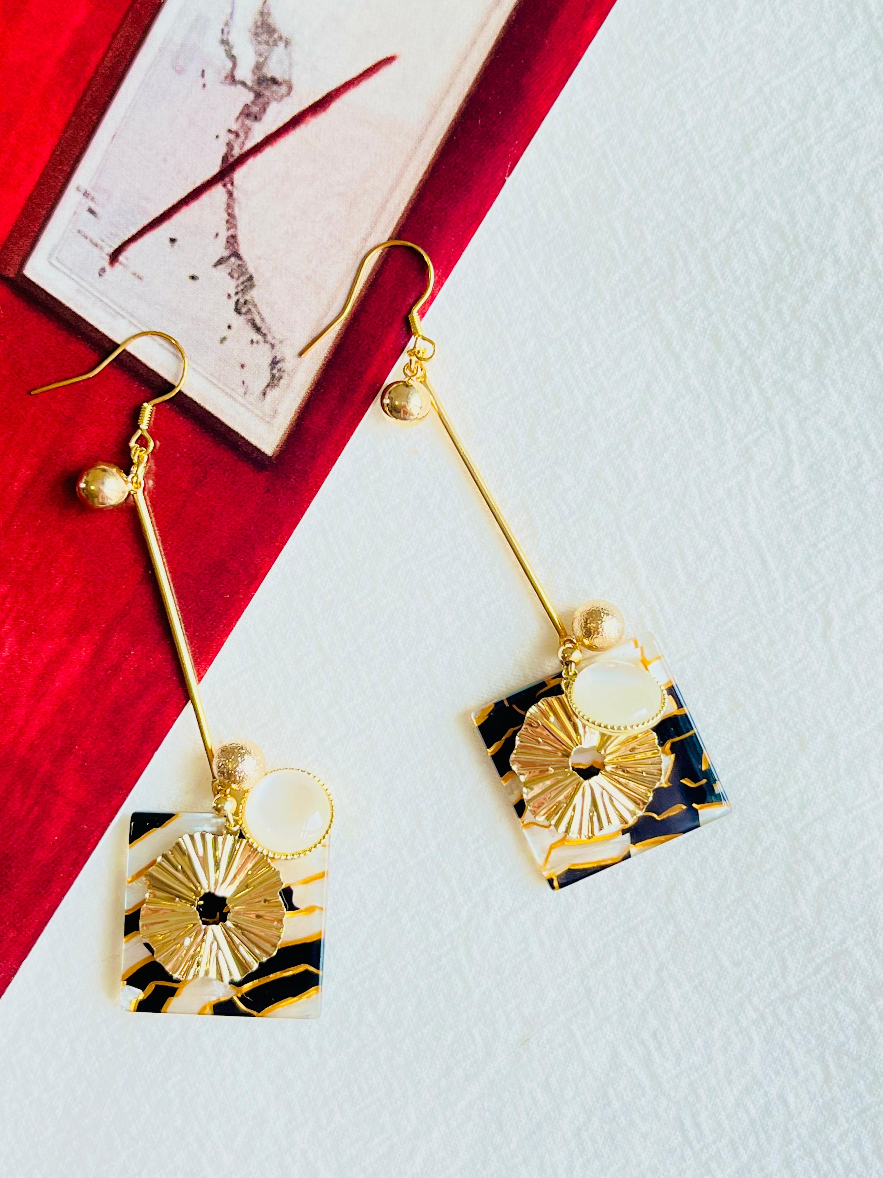 Noir Marbre Carré Opale Or Disque Vague Fleur Longue Pendants d'oreilles Pierce Neuf - En vente à Wokingham, England