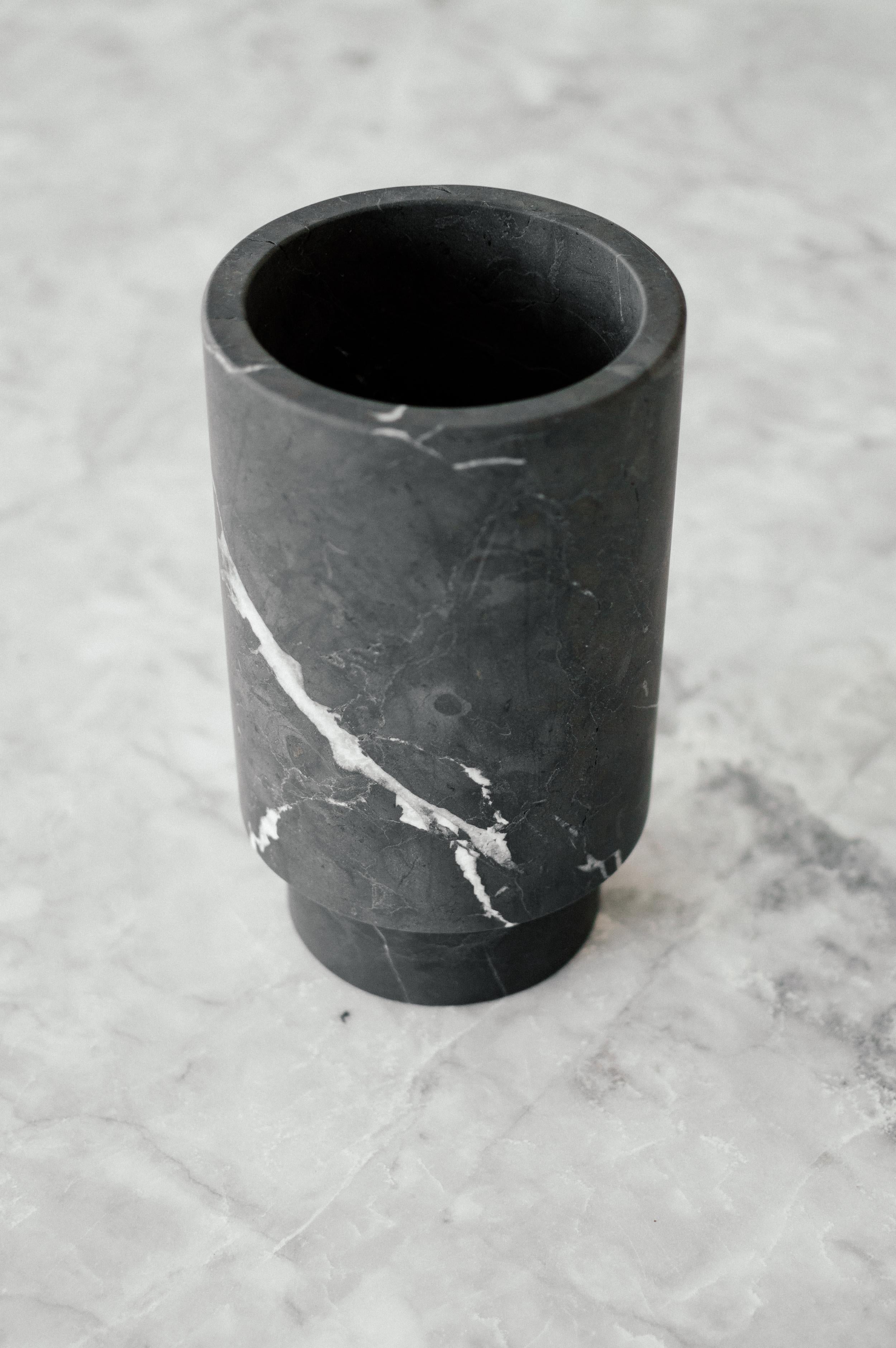 Mexicain Cylindre à piédestal en marbre noir en vente