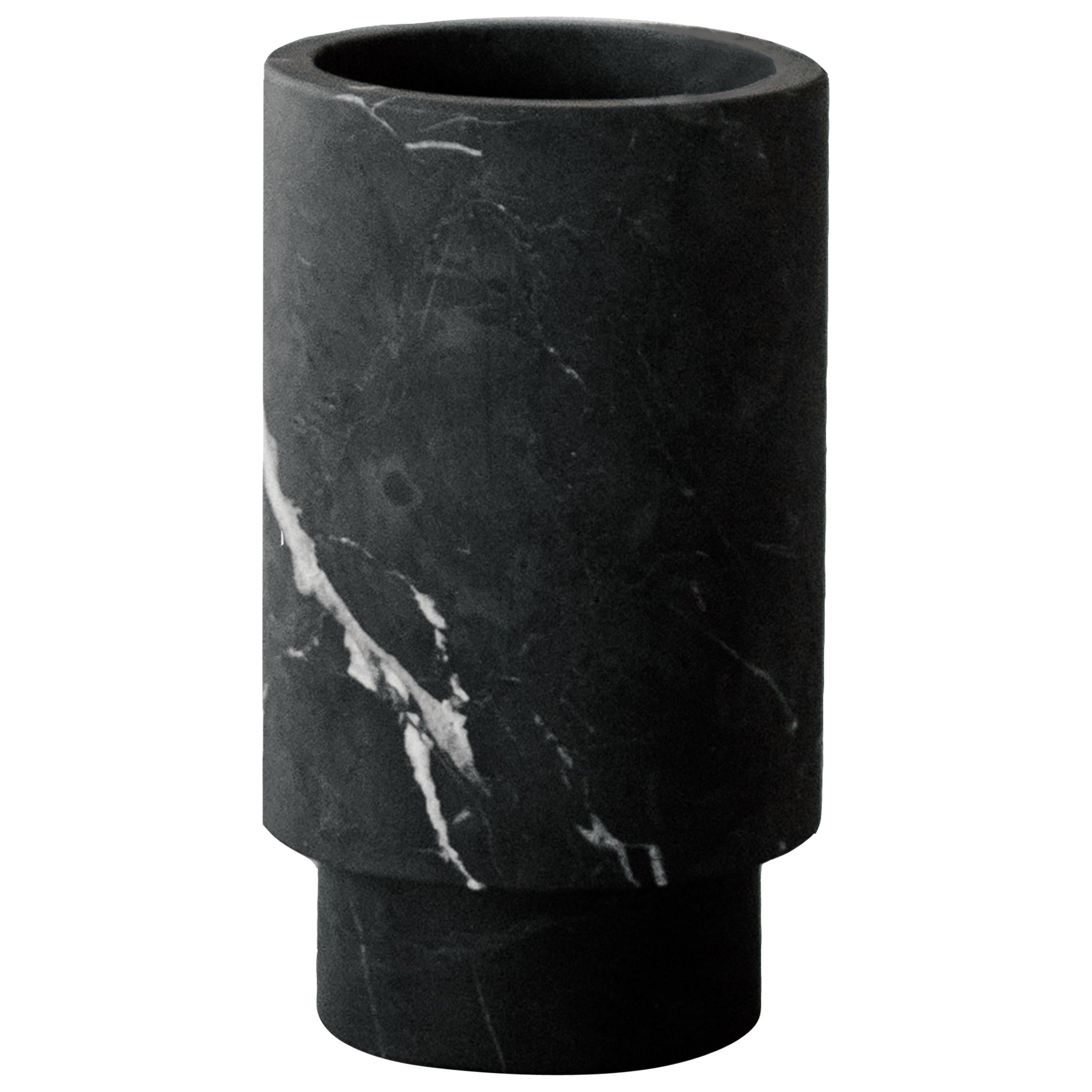 Cylindre à piédestal en marbre noir en vente
