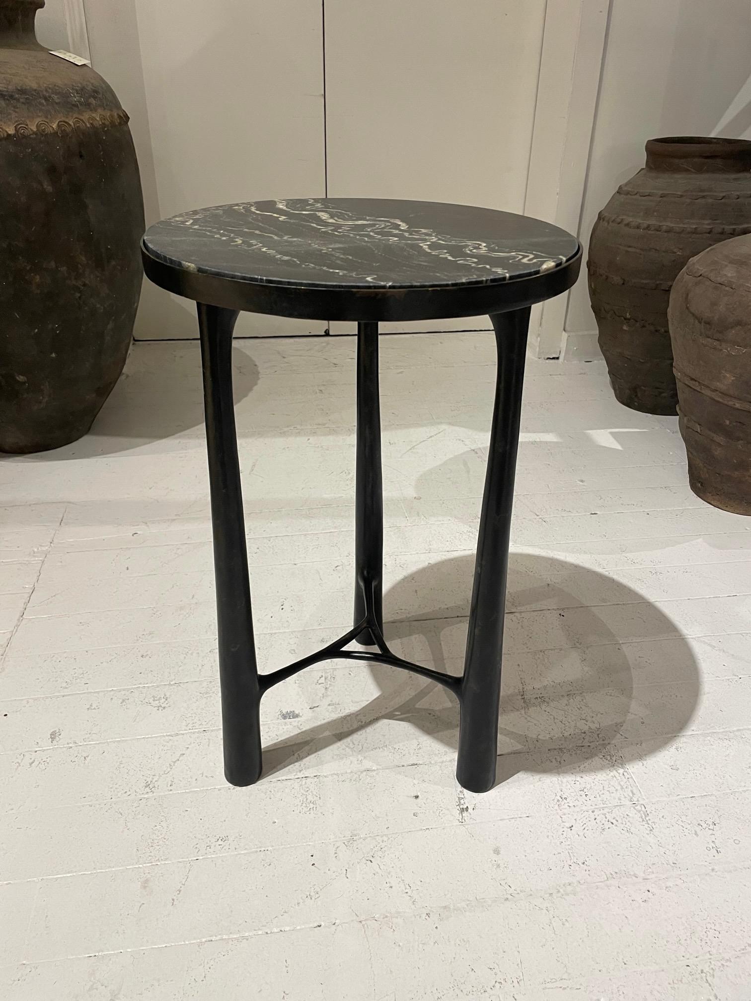 Table d'appoint contemporaine allemande à trois pieds en bronze en forme de cône et plateau en marbre.
Plateau en marbre noir avec veines blanches.




