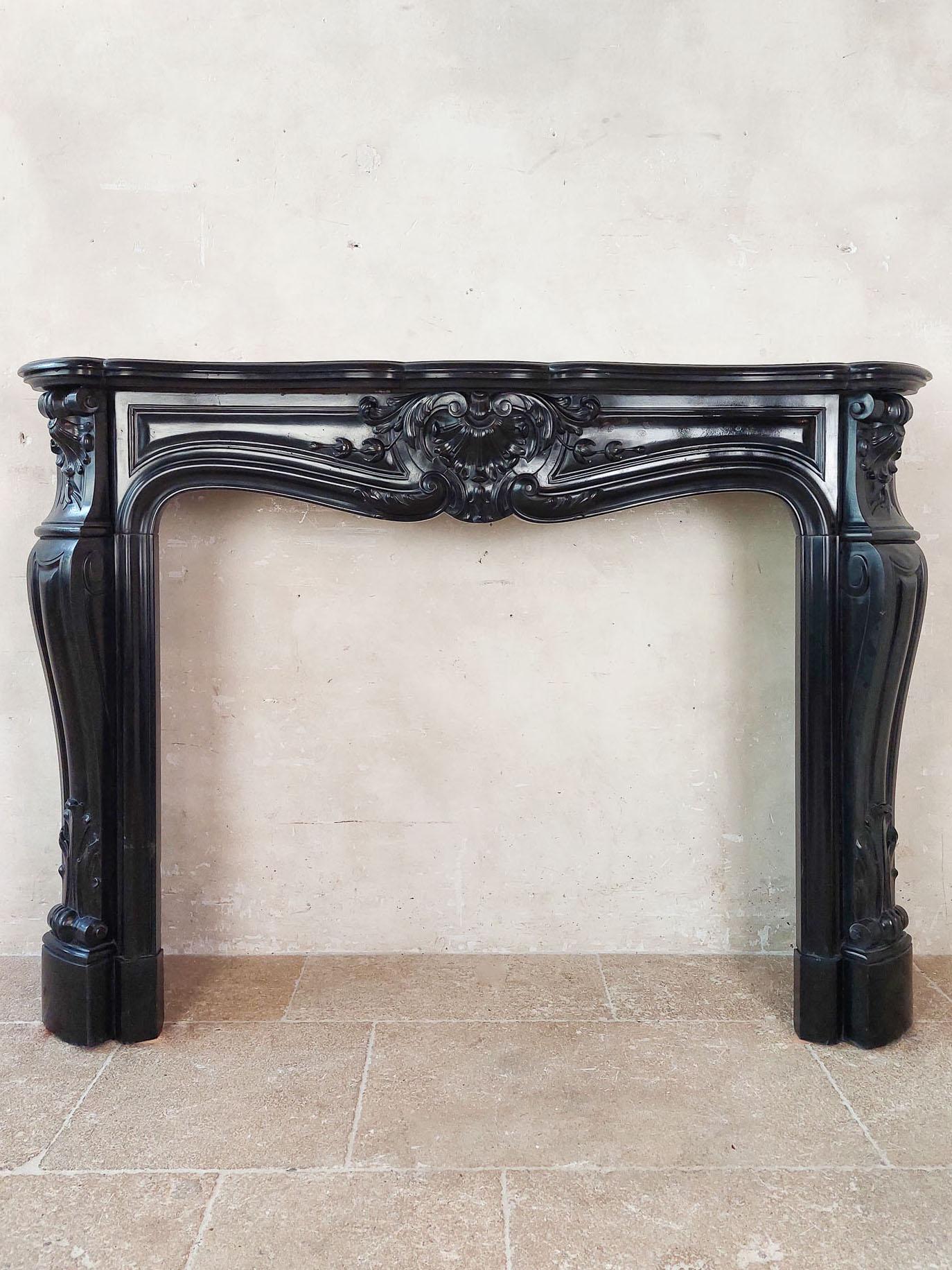 Black marble trois coquilles mantelpiece. Antique French fireplace decorated with three shell ornaments and acanthus leaves on the legs.

This mantelpiece has been restored, see photos

dimensions: h 110 x w 151 x d 42 cm