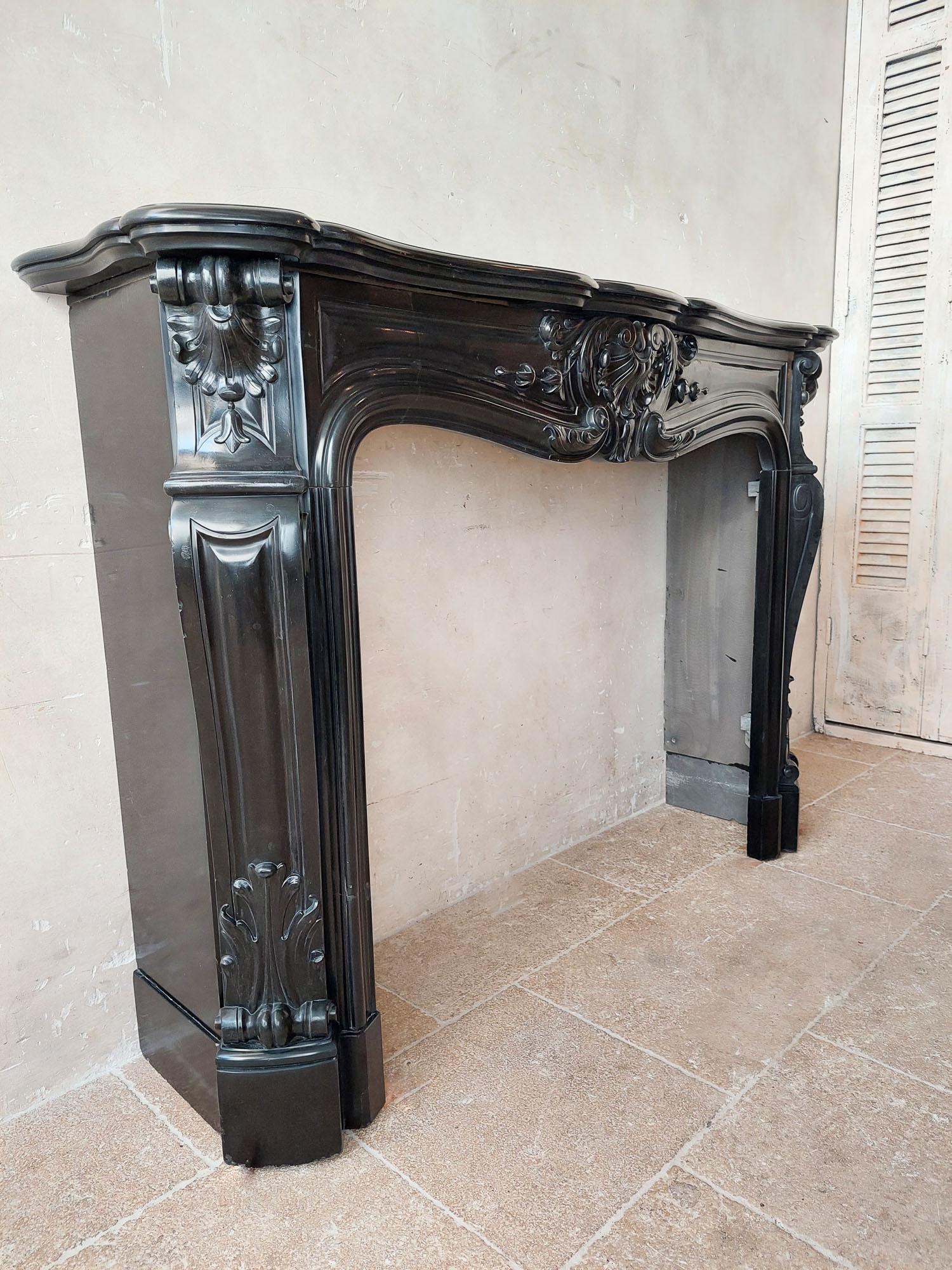 Black marble trois coquilles mantelpiece In Good Condition For Sale In Baambrugge, NL