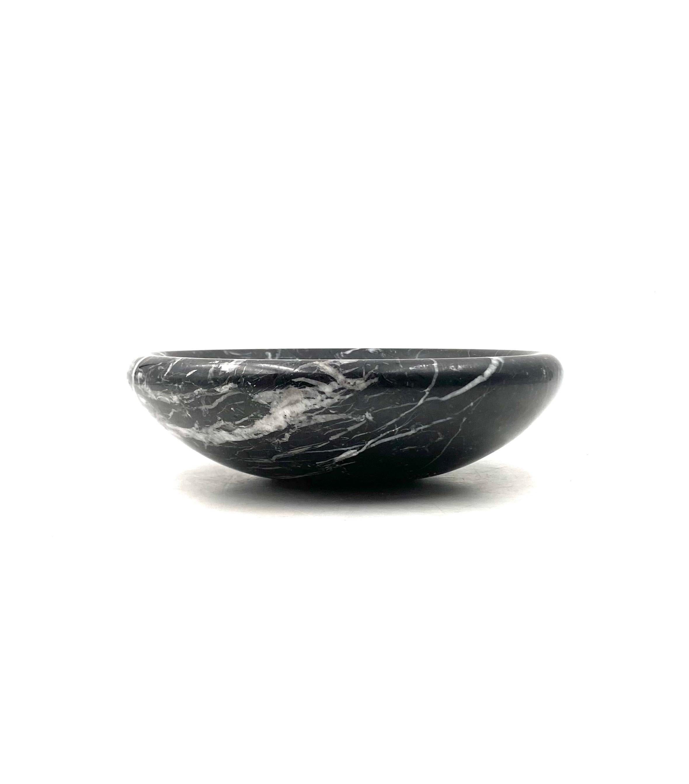 Hollywood Regency Black marble vide poche / ashtray, Casigliani Italy, 1970s For Sale