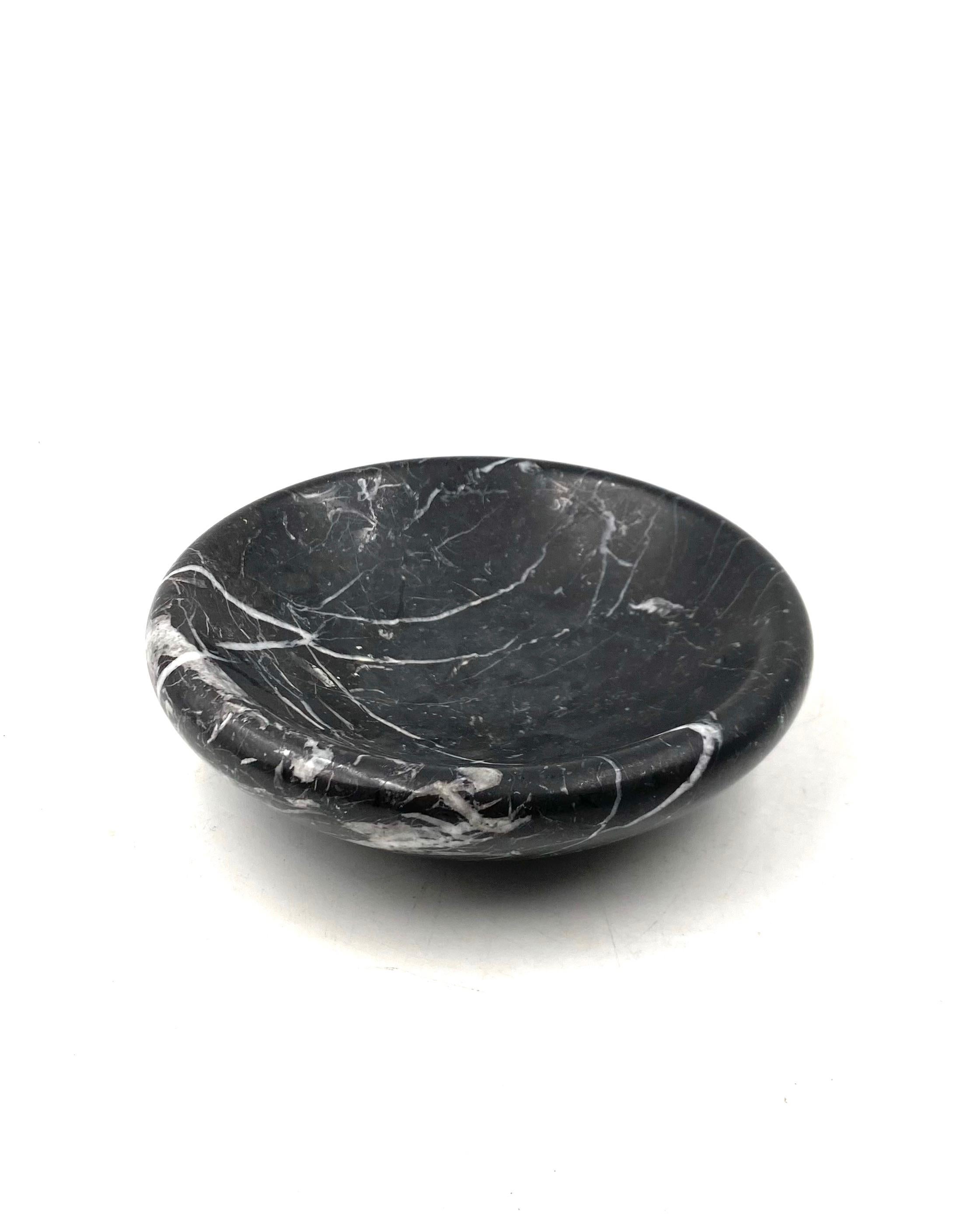 Late 20th Century Black marble vide poche / ashtray, Casigliani Italy, 1970s For Sale