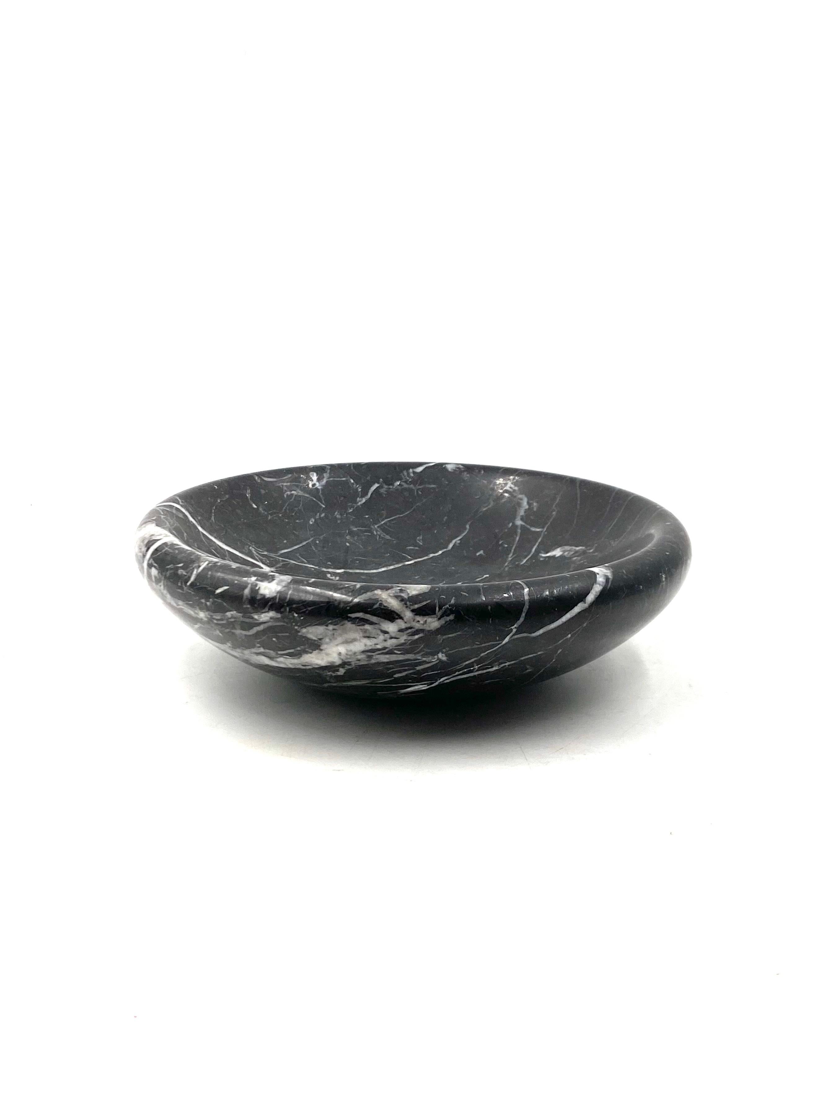 Black marble vide poche / ashtray, Casigliani Italy, 1970s For Sale 1