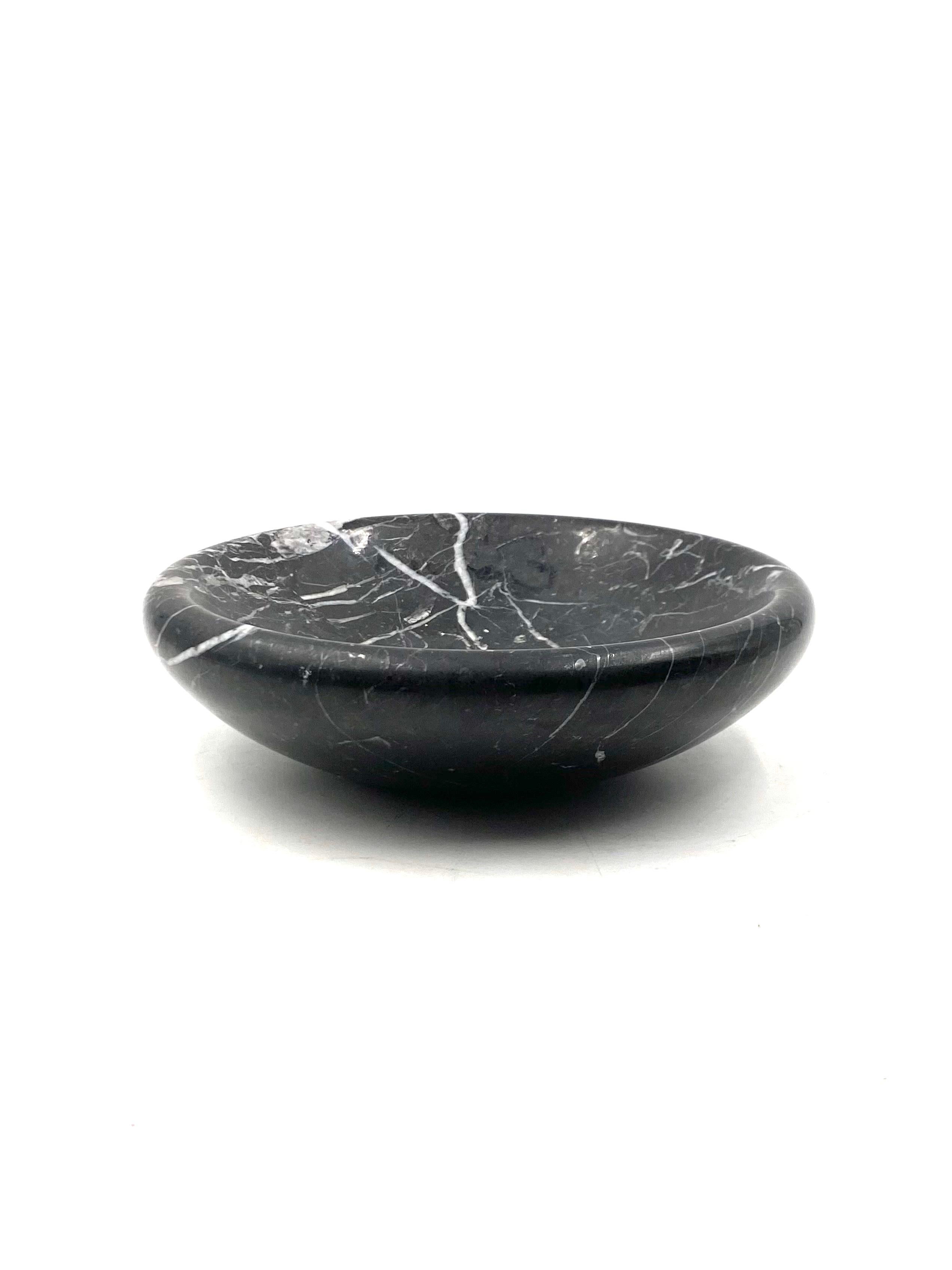 Black marble vide poche / ashtray, Casigliani Italy, 1970s For Sale 2