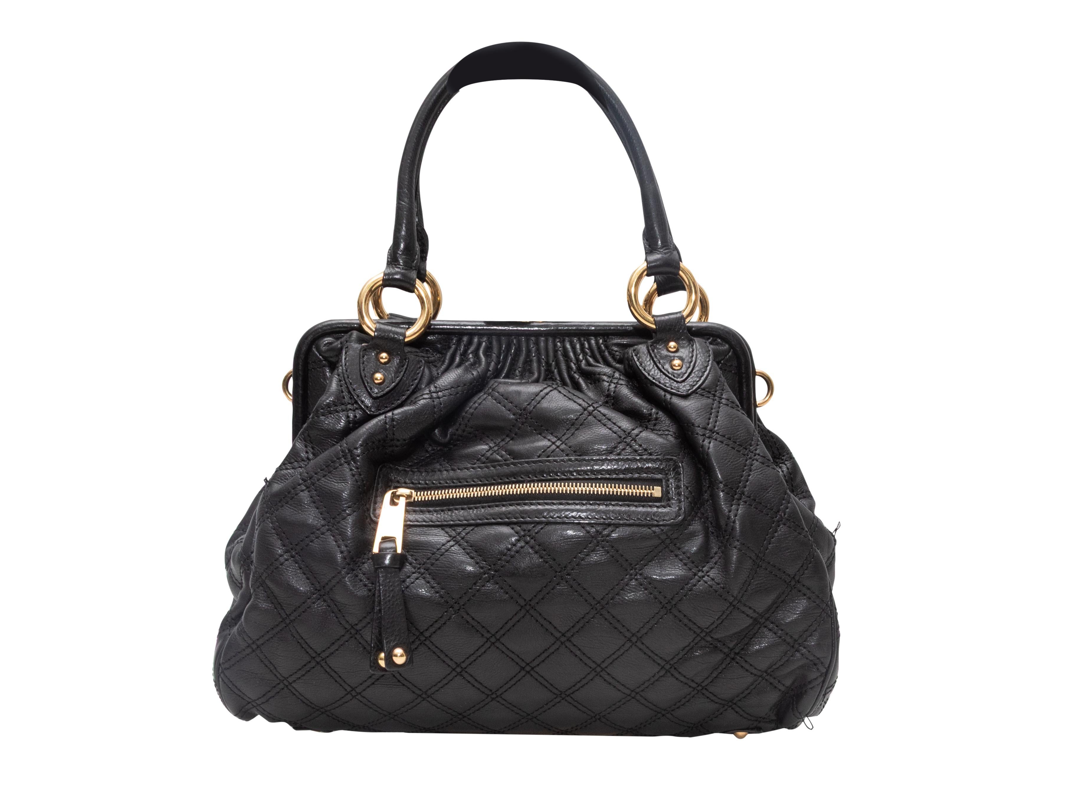 Borsa Marc Jacobs Quilted Stam nera. La borsa Stam ha un corpo in pelle trapuntata, finiture dorate, doppio manico arrotolato, una tasca esterna con zip e una chiusura superiore a pressione. 16