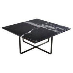 Mittelgroßer Ninety-Tisch aus schwarzem Marquina-Marmor und schwarzem Stahl von OxDenmarq