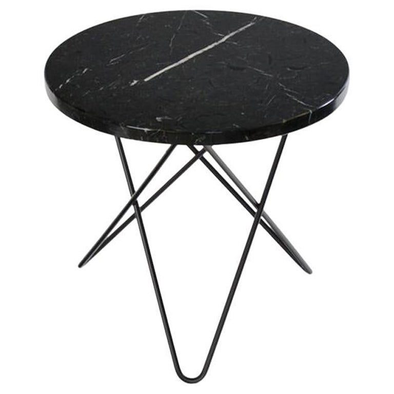Mini tavolo O in marmo nero Marquina e acciaio nero di OxDenmarq