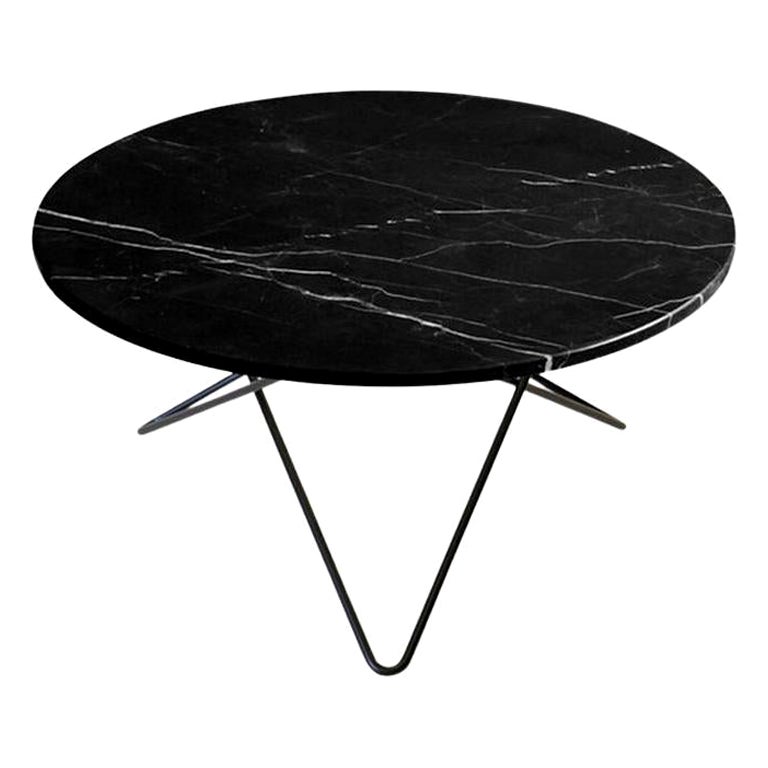 Tavolo "O" in marmo nero Marquina e acciaio nero di OxDenmarq