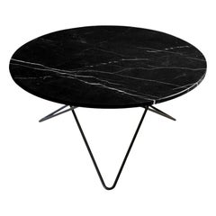 Tavolo "O" in marmo nero Marquina e acciaio nero di OxDenmarq