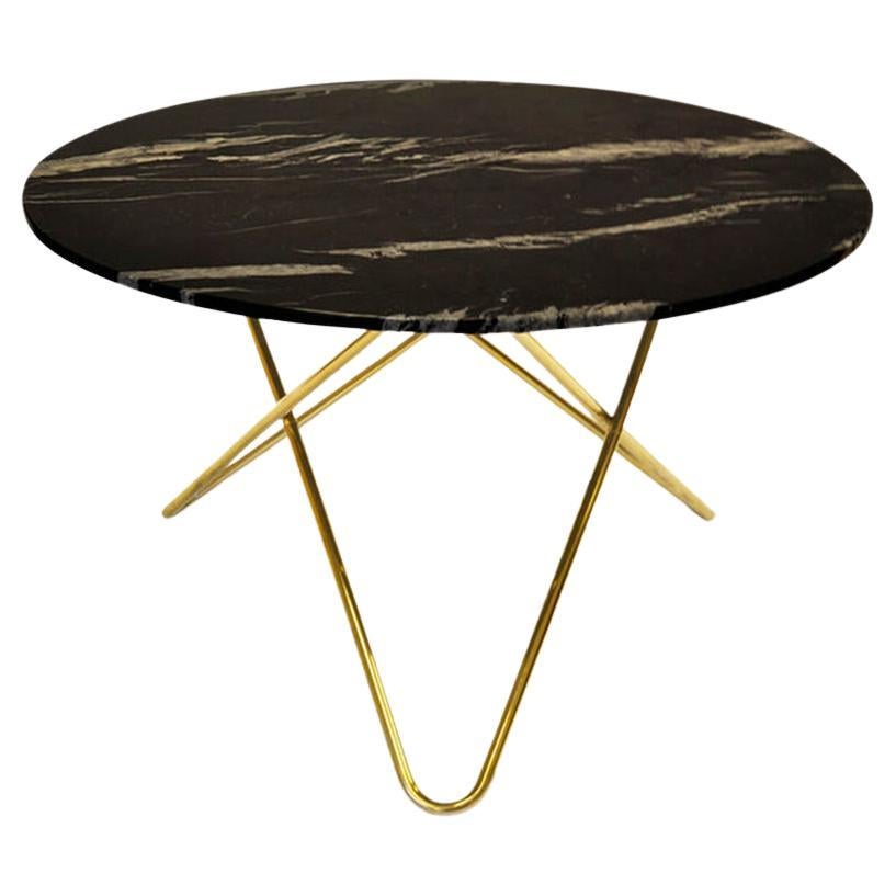 Grande table O en marbre noir Marquina et laiton d'OxDenmarq