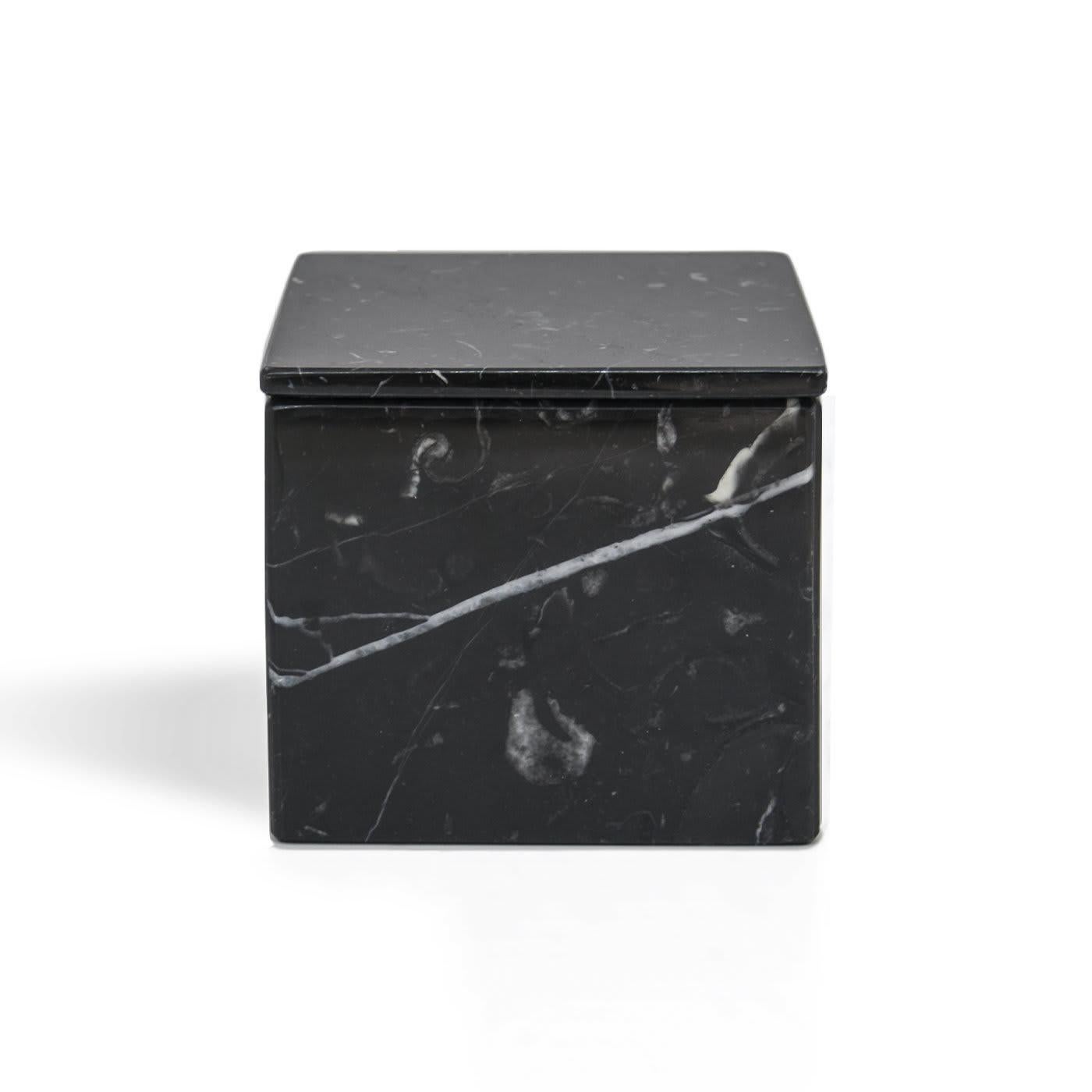 Également disponible dans une variante en marbre blanc de Carrare, cette boîte de forme cubique avec couvercle en marbre noir de Marquina est un article polyvalent qui convient à la salle de bains, à la chambre à coucher ou à la cuisine. Son