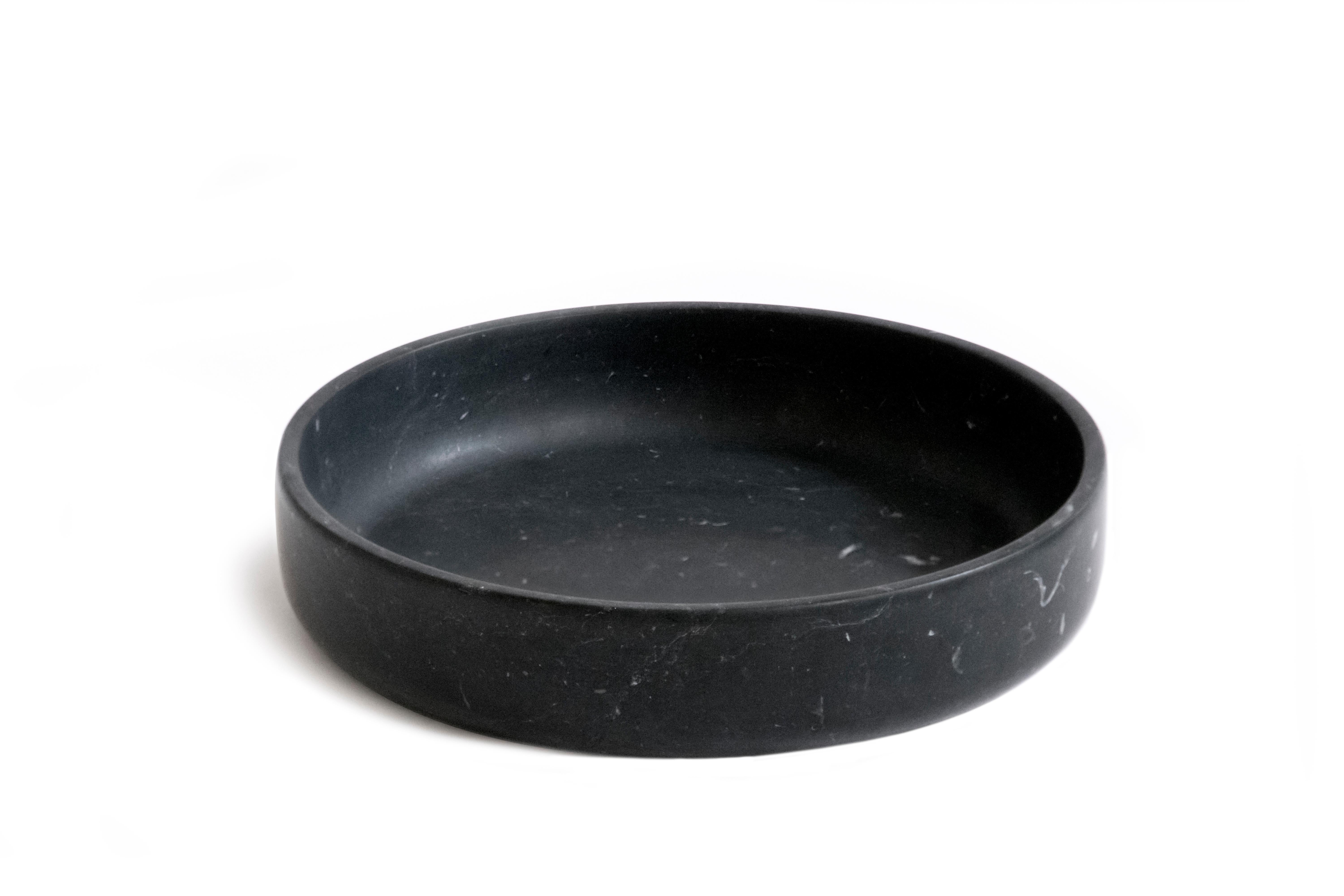 Ciotola Diogenèa in marmo nero di Marquina di Studio A
Dimensioni: D. 23 x H. 4,8 cm
Materiali: Marmo nero di Carrara.

Un numero di 31 ciotole di forma identica, realizzate in edizione limitata da raffinati artigiani italiani in 31 materiali