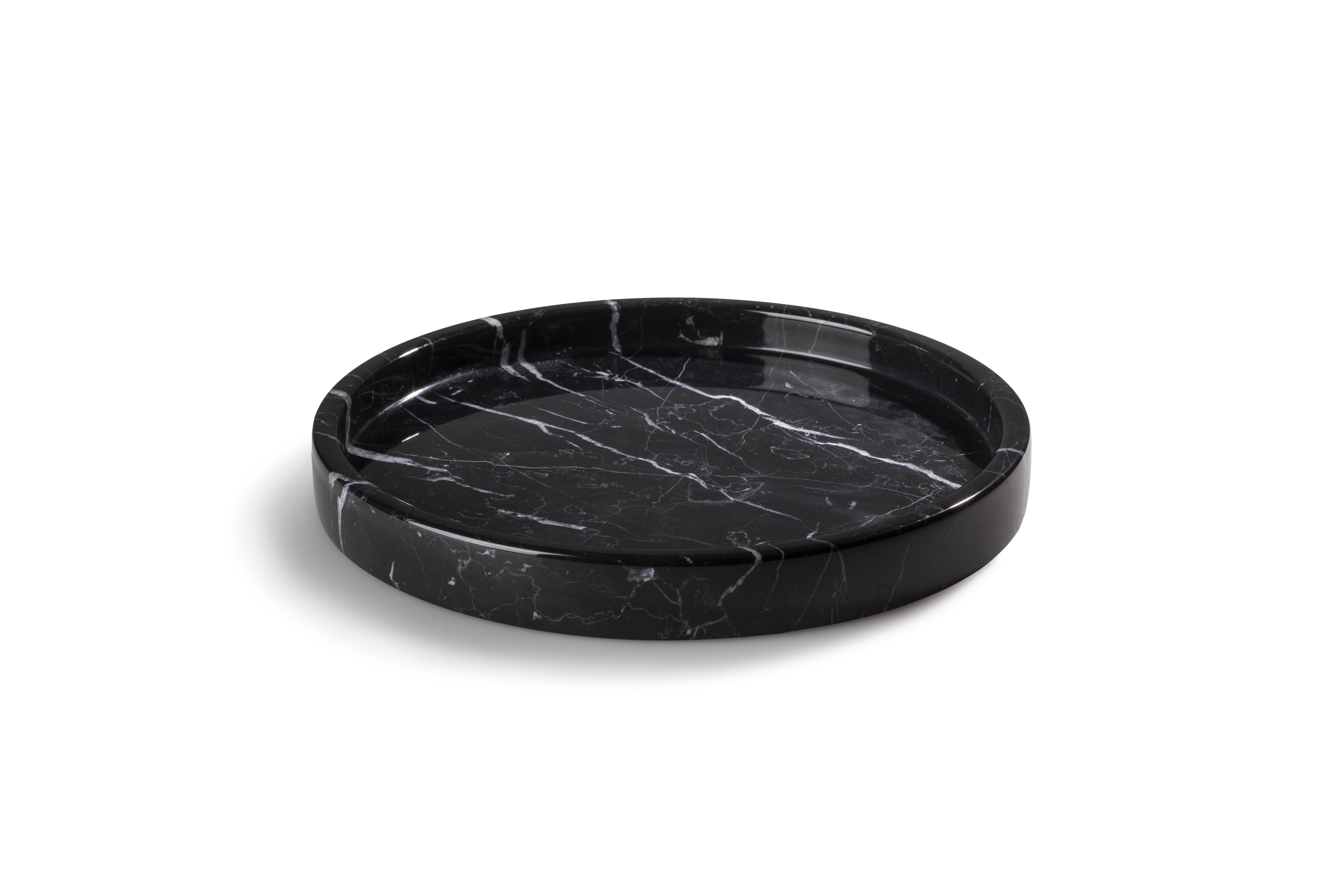 Versátil y elegante, esta bandeja redonda de mármol ha sido diseñada para exponer perfectamente joyas y perfumes, así como para apoyar con elegancia accesorios de cóctel o servir café en tu salón.

Ten en cuenta que cada pieza es en cierto modo