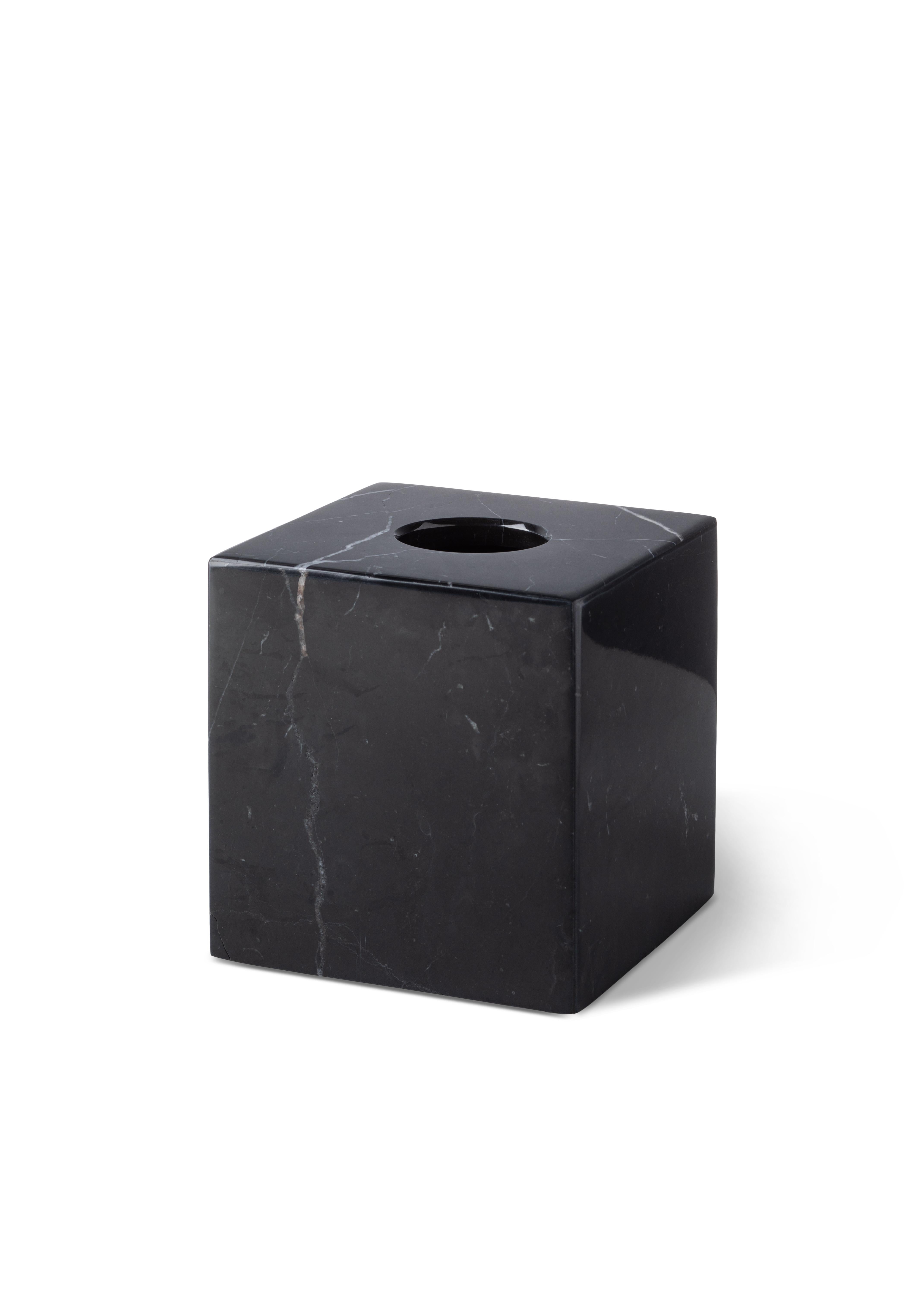 Fabricada totalmente a mano, esta tapa de caja de pañuelos de mármol es una fusión de forma y función, que se integra perfectamente en cualquier espacio al tiempo que añade sofisticación y elegancia. Las líneas limpias y minimalistas resaltan el