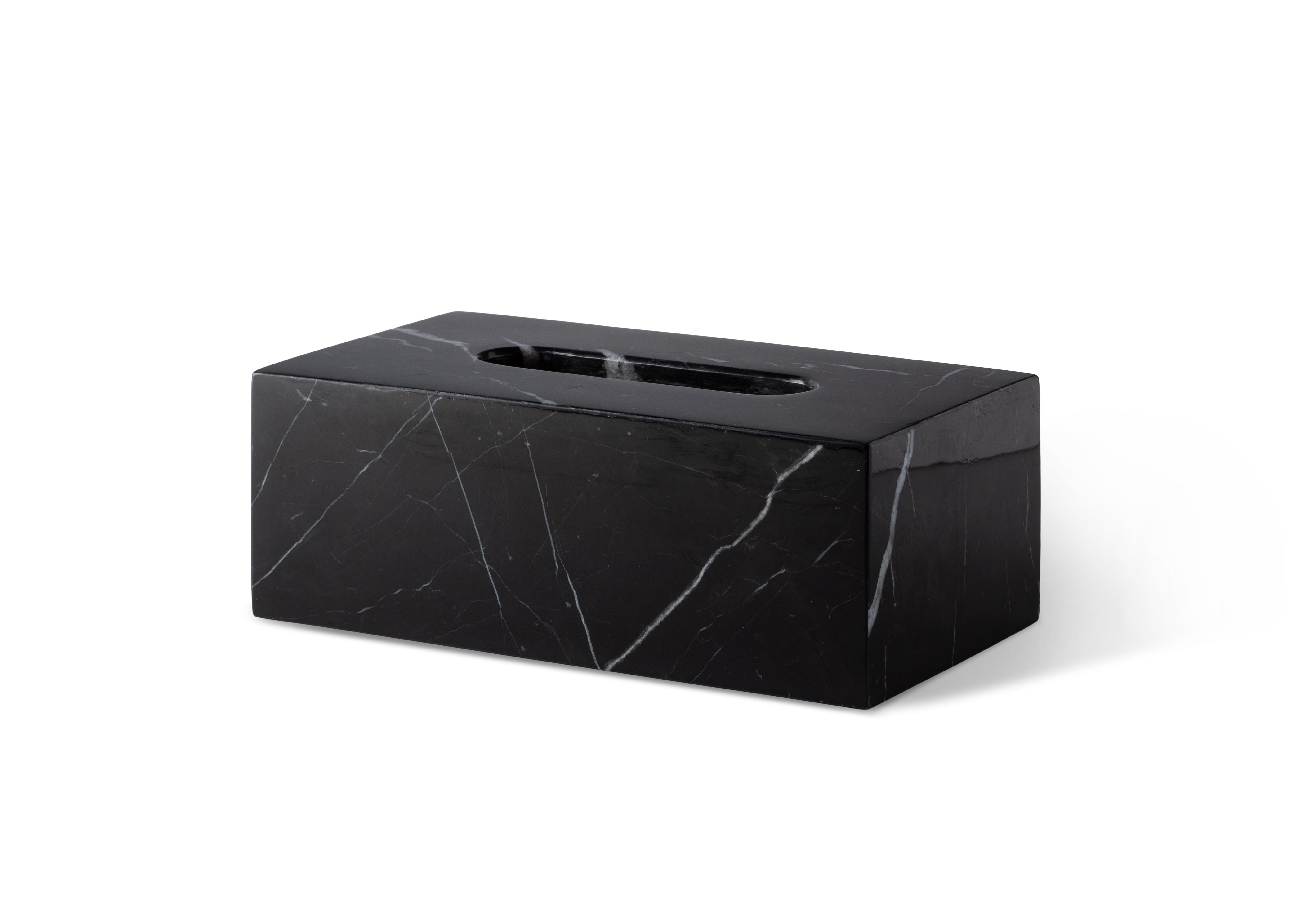 Fabricada totalmente a mano, esta tapa de caja de pañuelos de mármol es una fusión de forma y función, que se integra perfectamente en cualquier espacio al tiempo que añade sofisticación y elegancia. Las líneas limpias y minimalistas resaltan el