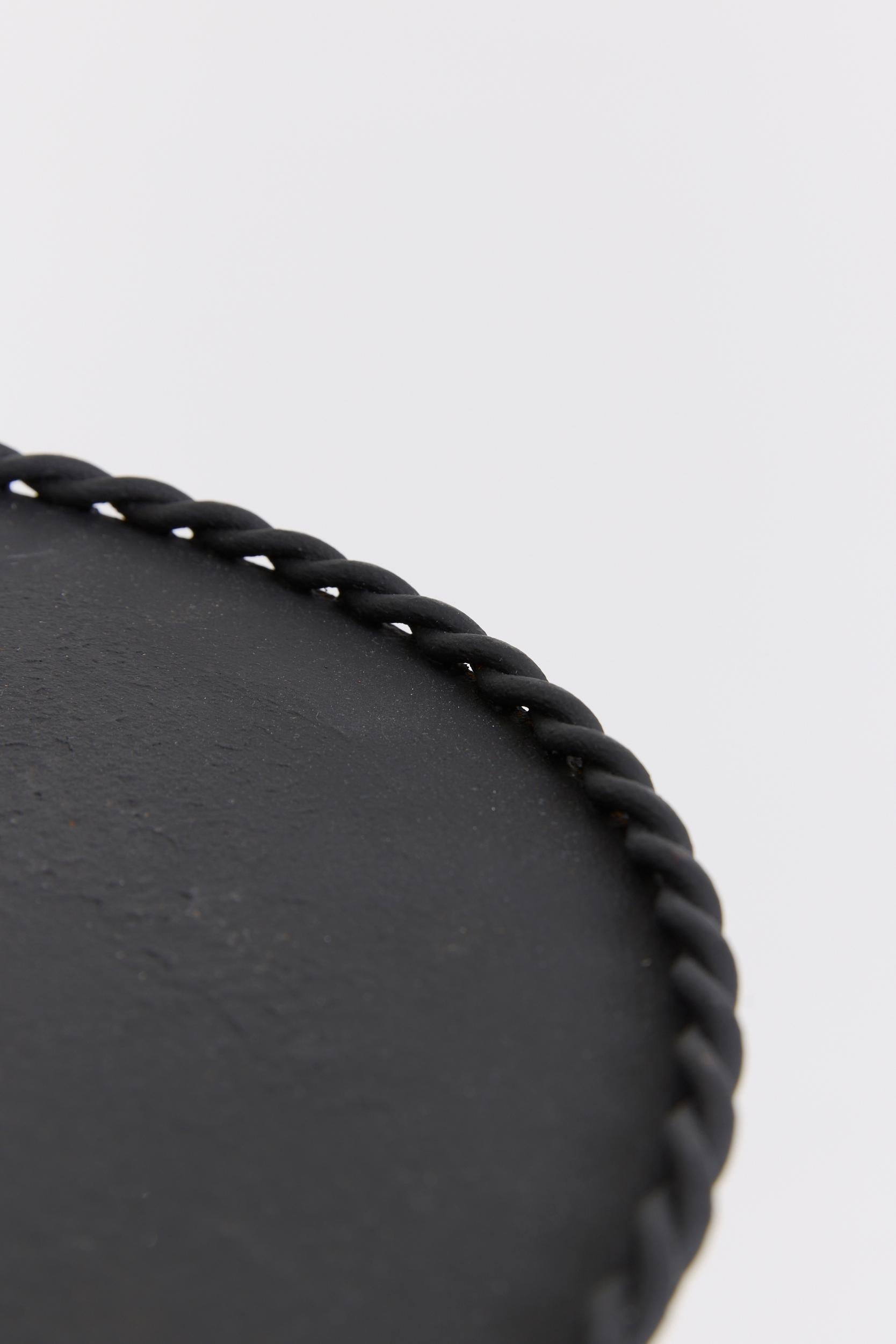 Una mesa de martini de hierro forjado patinado negro
España, mediados del siglo XX
