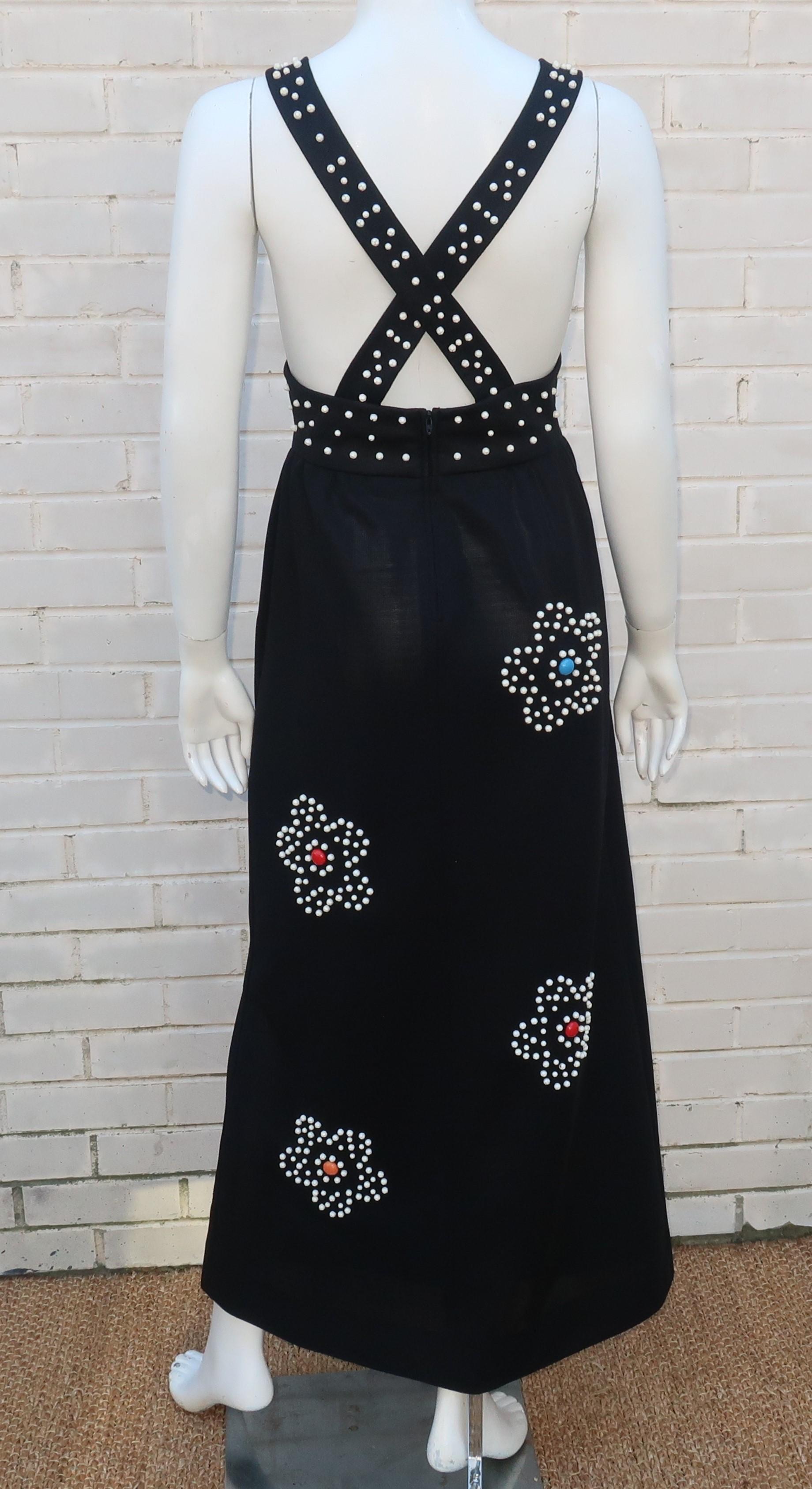 Schwarzes schwarzes Maxi-Pulloverkleid mit Mod-Blumennieten, 1960er Jahre im Angebot 6