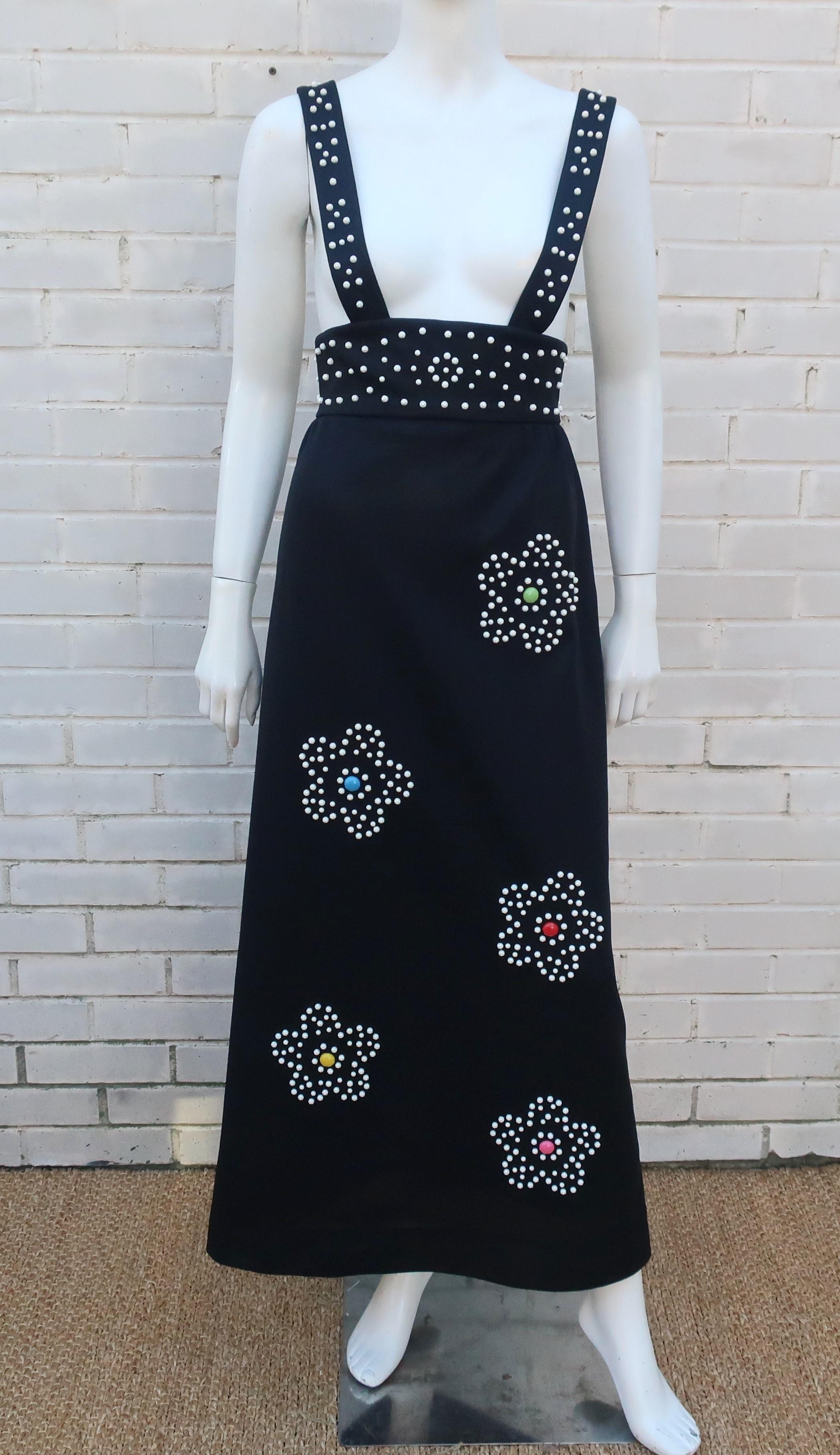 Flower Power!  schwarzes Maxipullover-Kleid aus den 1960er Jahren mit einer Reihe von modischen Blumen aus weißen, facettierten Metallnieten, die durch bunte Zentren in den Farben Pink, Rot, Grün, Gelb und Blau akzentuiert werden.  Das Kleid hat