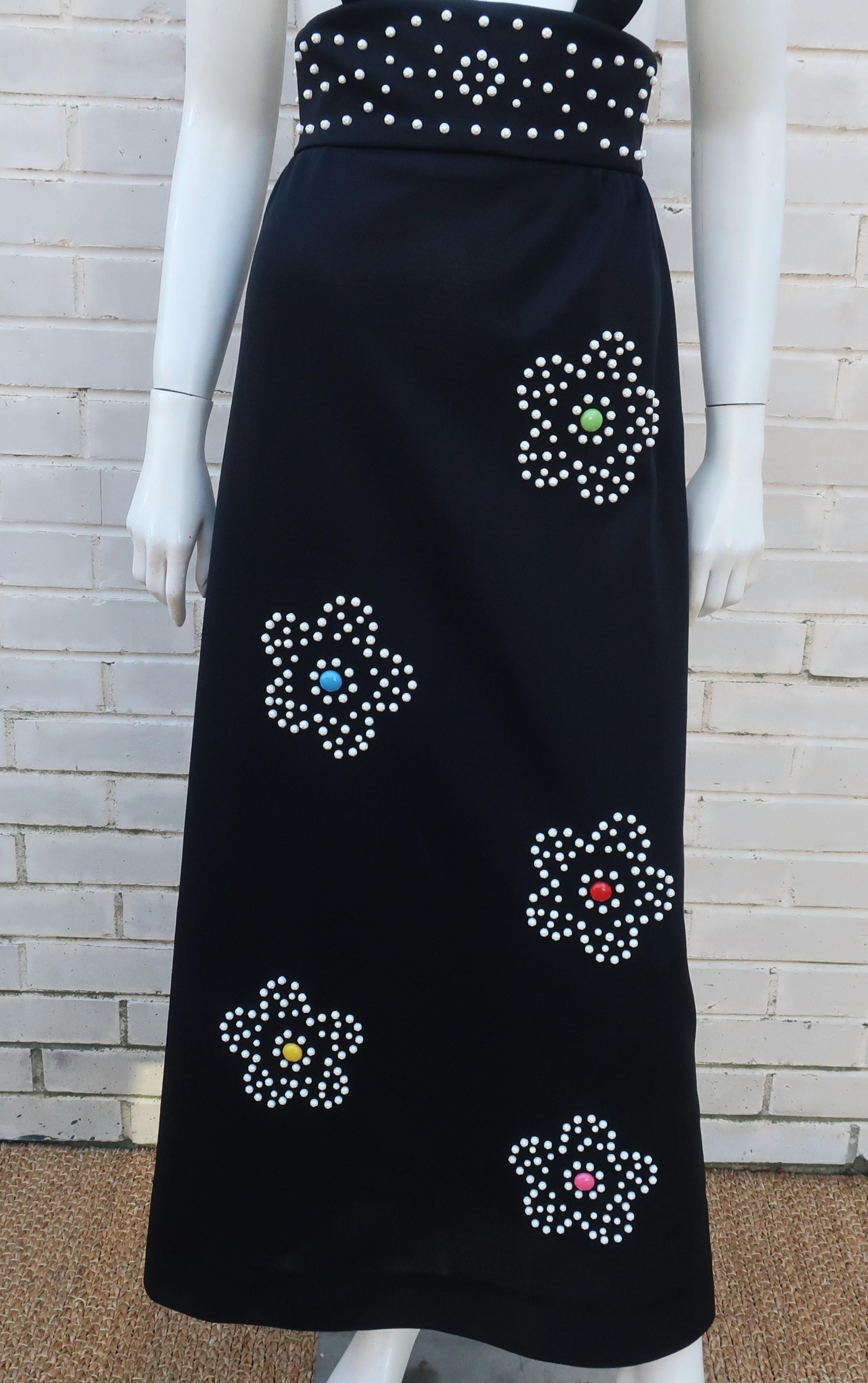 Schwarzes schwarzes Maxi-Pulloverkleid mit Mod-Blumennieten, 1960er Jahre im Angebot 1