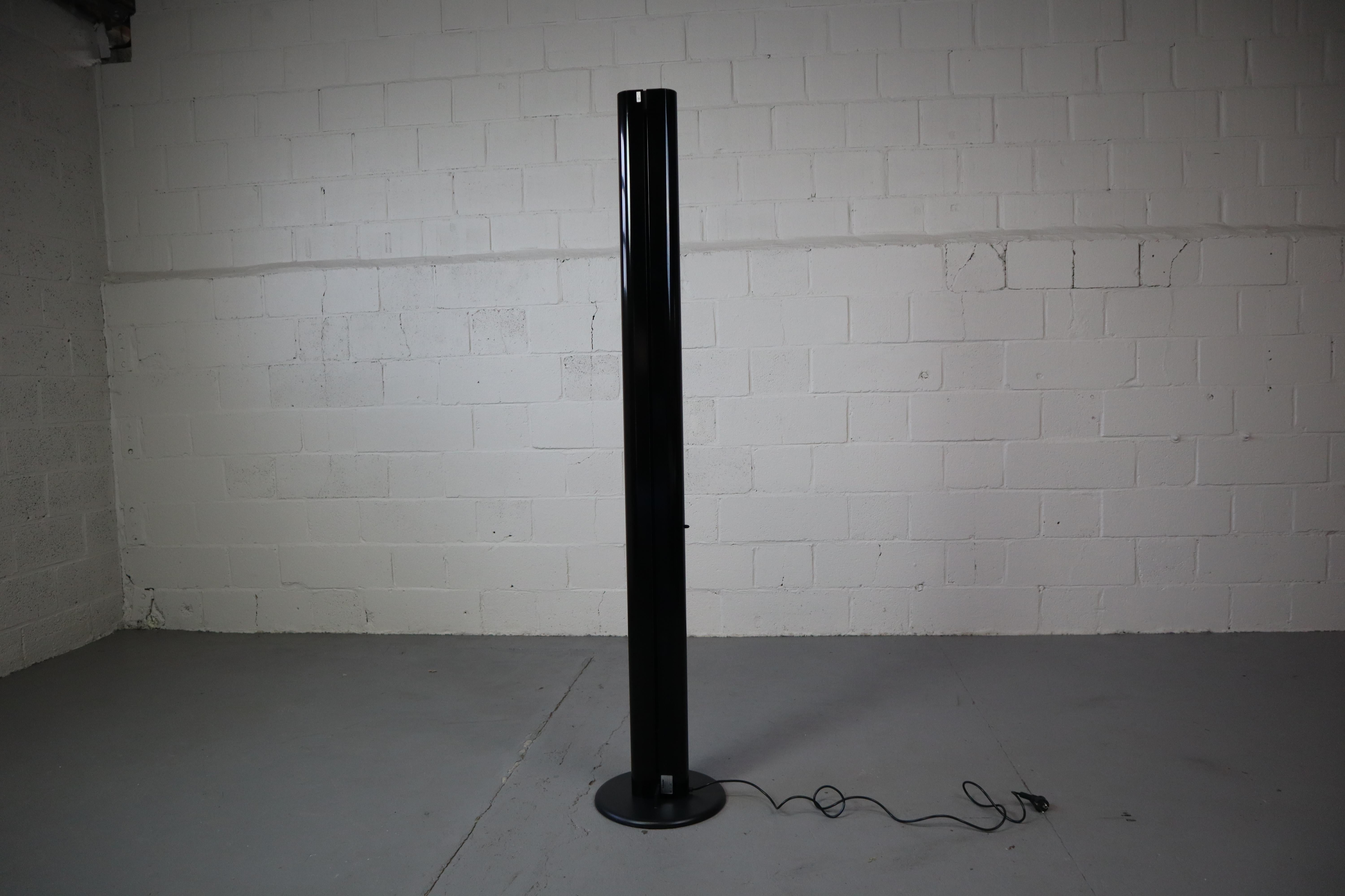 Black Megaron floorlamp by Gianfranco Frattini for Artemide, Italy 1979
Timeless and simple design featuring two section body in extruded aluminum with high gloss lacquer finish with incorporated slide dimmer provides indirect halogen lighting.