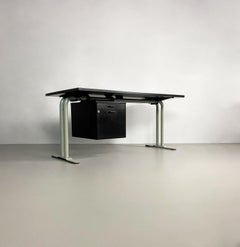 Postmoderner Schreibtisch aus schwarzem Melamin und Stahlrohr, Italien, um 1980