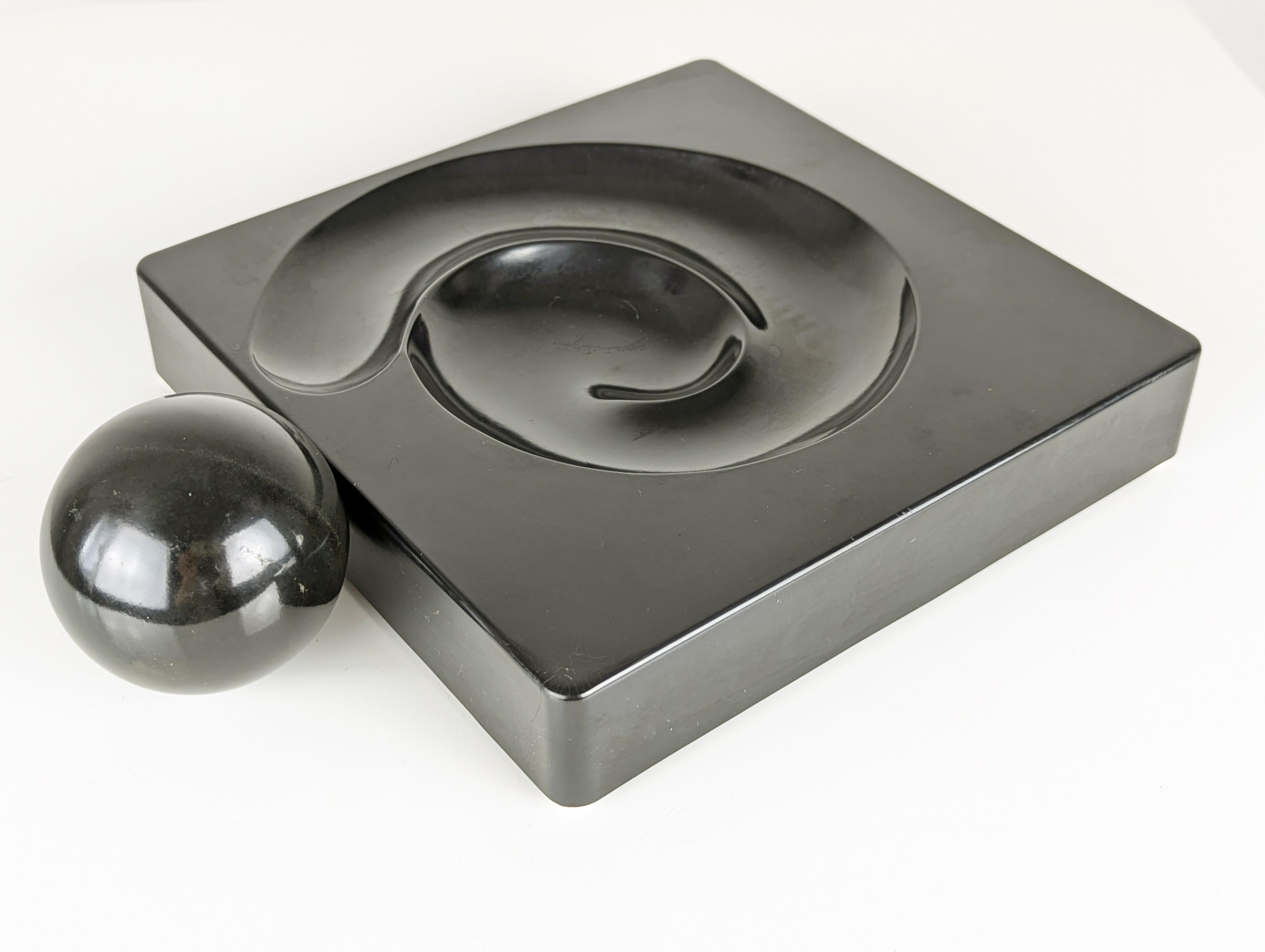 Ikonischer Spiral-Aschenbecher von Artemide aus den 1960er Jahren. Die Kugel und das Spiraldesign verleihen diesem schlichten Objekt einen dekorativen und skulpturalen Charakter. Erhältlich auch in weißer Ausführung.
