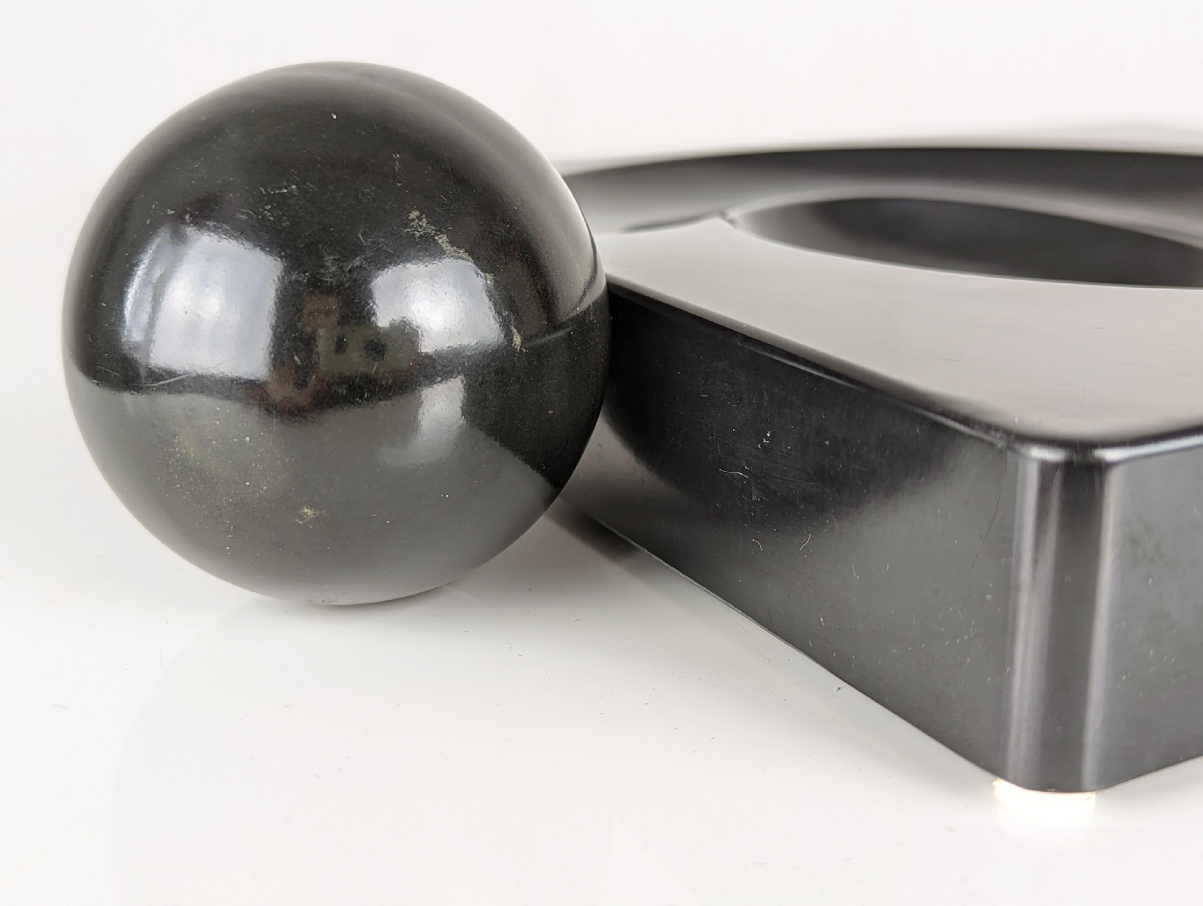 Skulpturaler Aschenbecher Spiros aus schwarzem Melamin von E. Peduzzi Riva für Artemide, 1968 (Space Age) im Angebot
