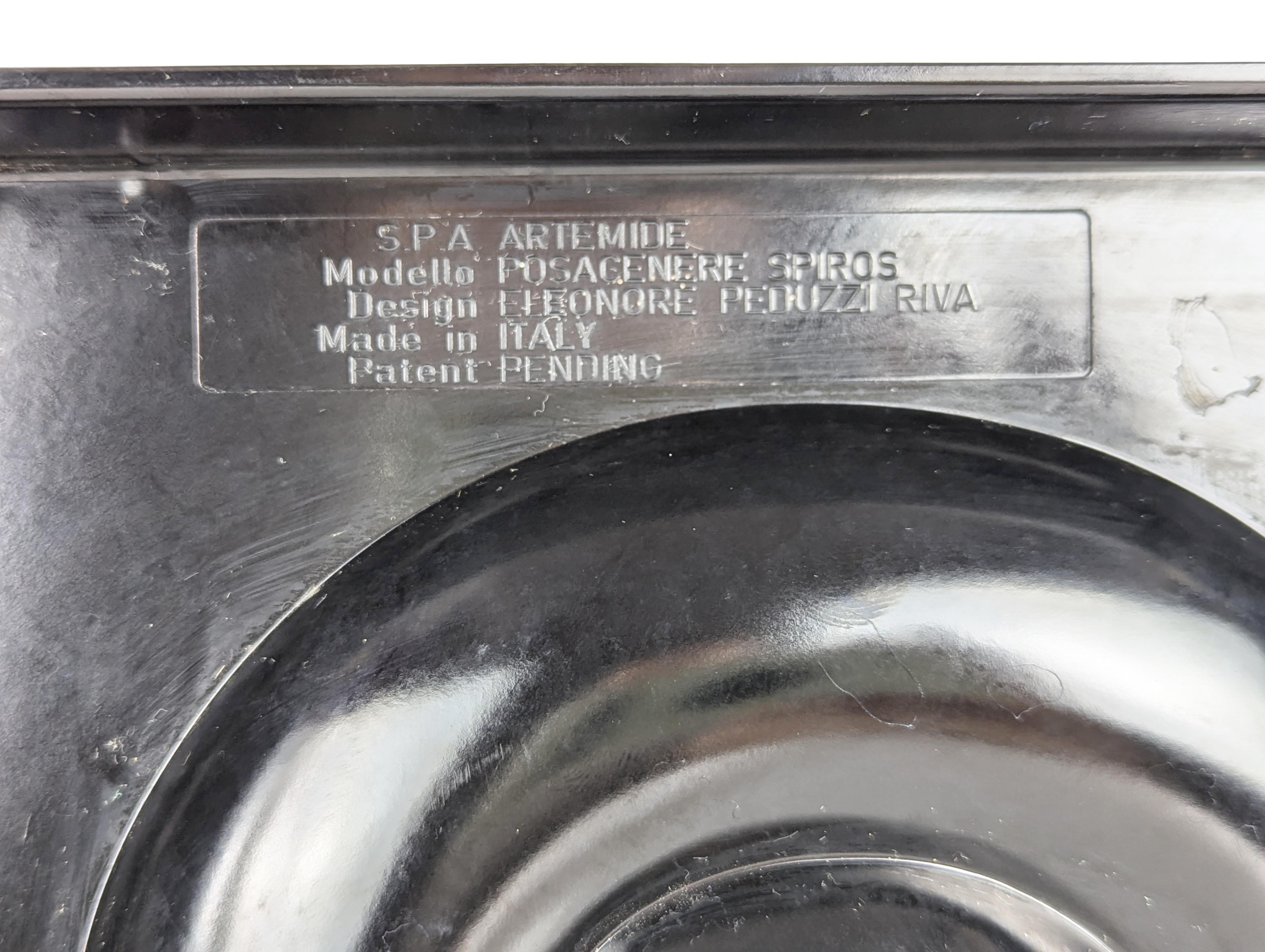 Skulpturaler Aschenbecher Spiros aus schwarzem Melamin von E. Peduzzi Riva für Artemide, 1968 (Italienisch) im Angebot
