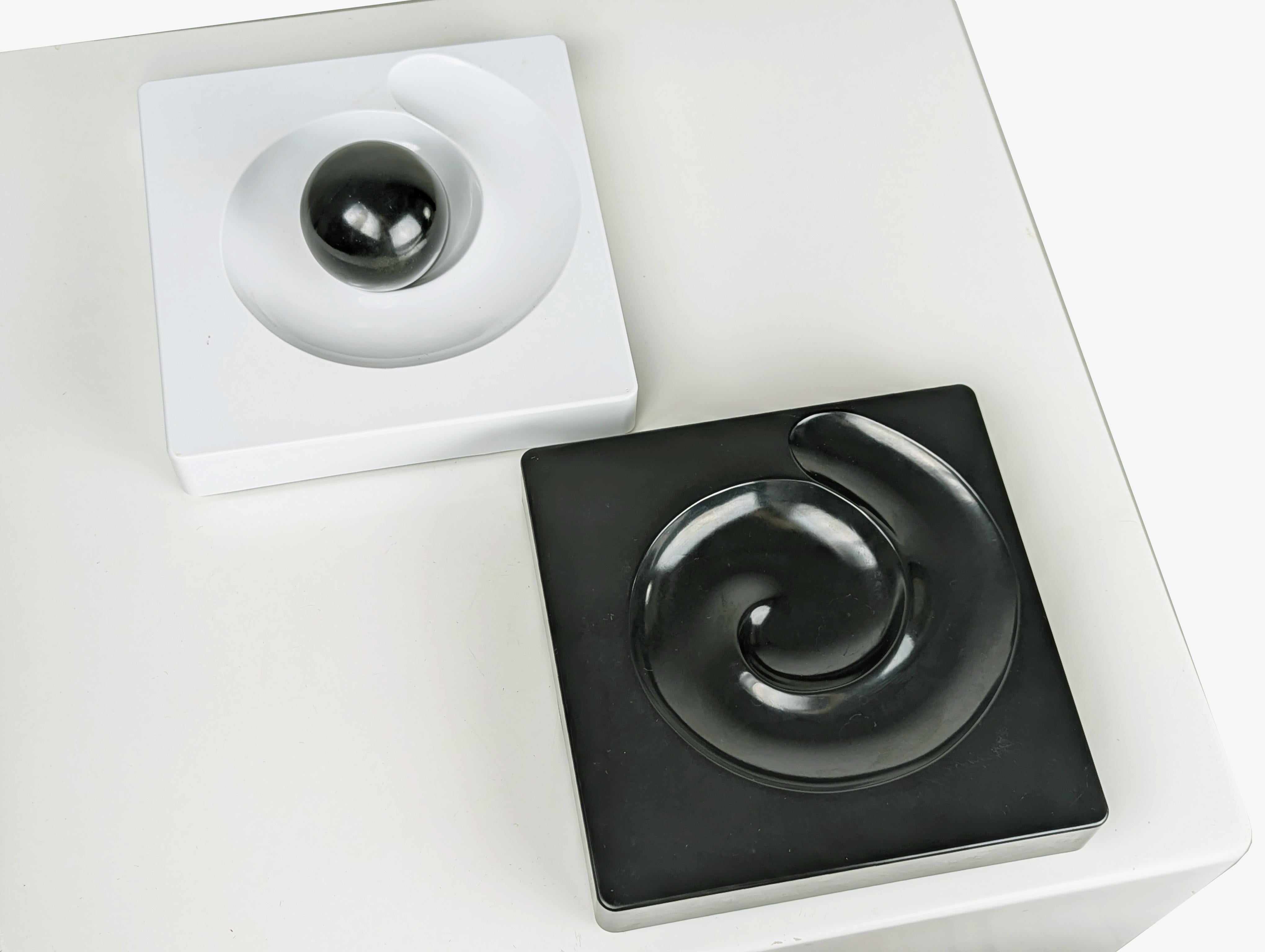Skulpturaler Aschenbecher Spiros aus schwarzem Melamin von E. Peduzzi Riva für Artemide, 1968 (Kunststoff) im Angebot