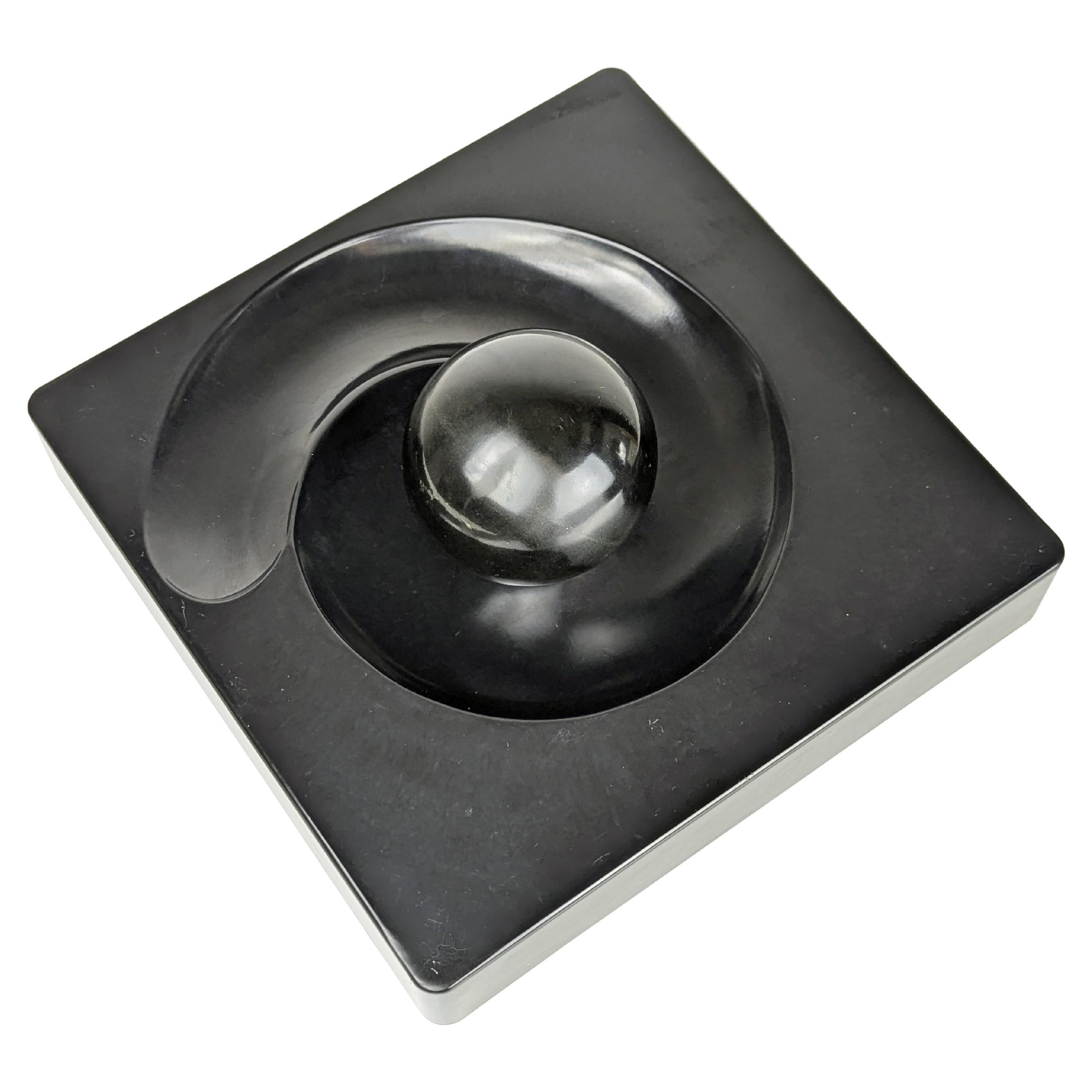 Skulpturaler Aschenbecher Spiros aus schwarzem Melamin von E. Peduzzi Riva für Artemide, 1968 im Angebot
