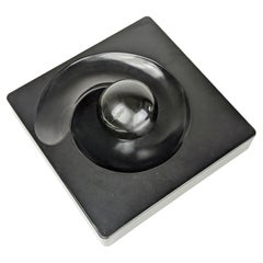 Cenicero escultórico Spiros de melamina negra de E. Peduzzi Riva para Artemide, 1968