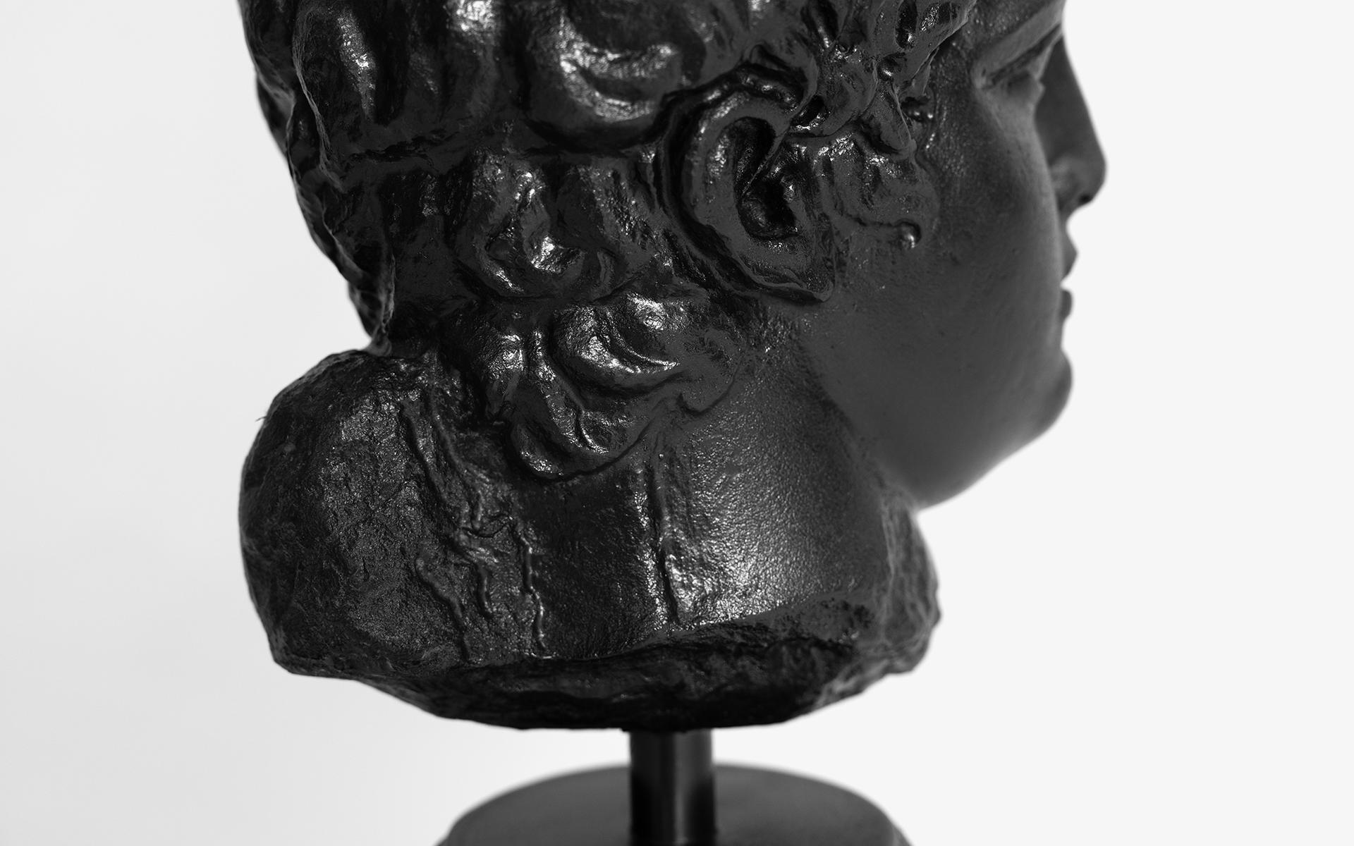 Estatua busto de Hermes Mercurio negro hecha con polvo de mármol comprimido Siglo XXI y contemporáneo en venta