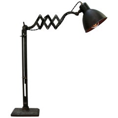 Lampe de travail à ciseaux sur pied en métal noir 1920s Vintage Industrial