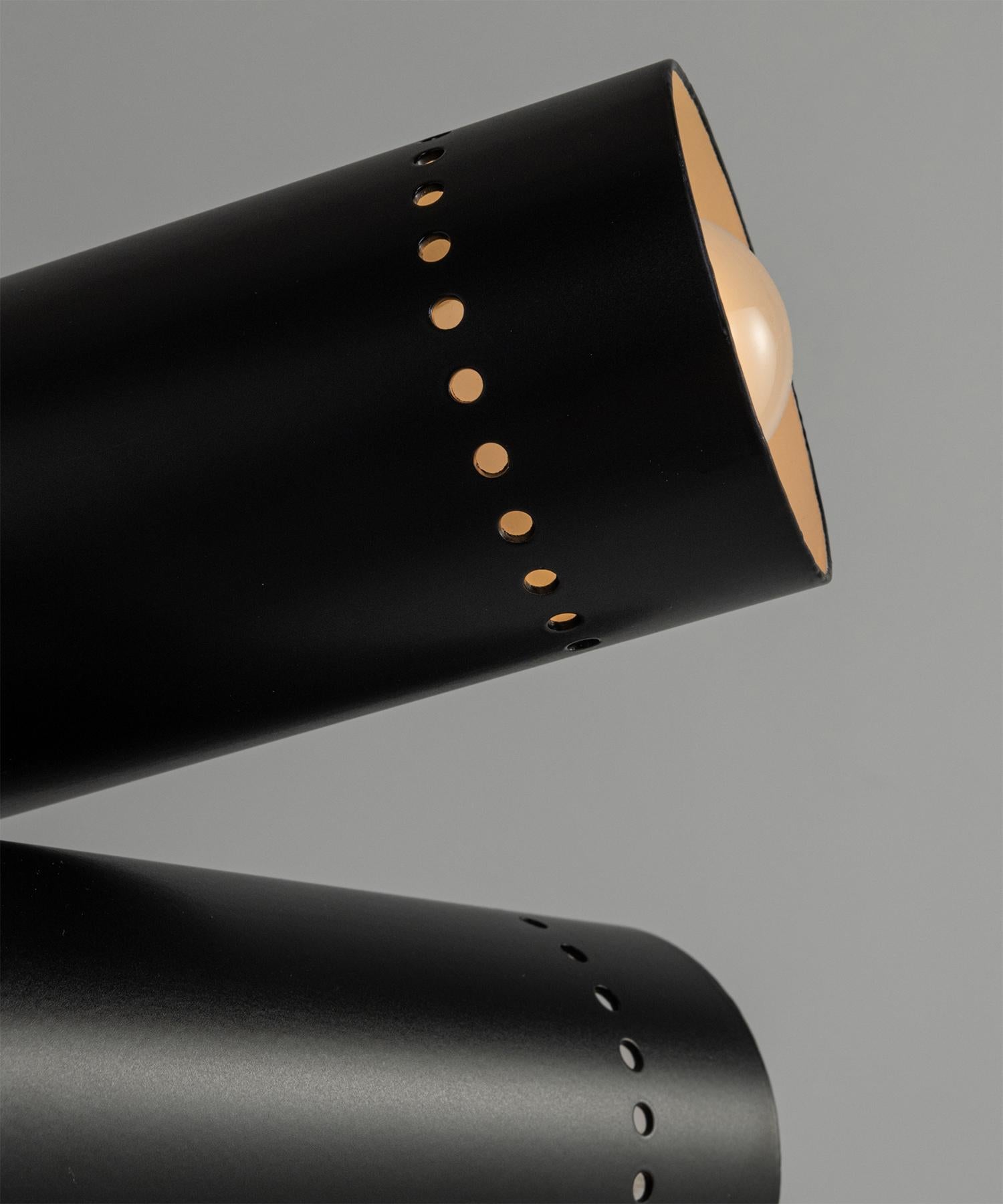 Schwarzer röhrenförmiger Kronleuchter aus Metall und Messing, hergestellt in Italien im Zustand „Neu“ im Angebot in Culver City, CA