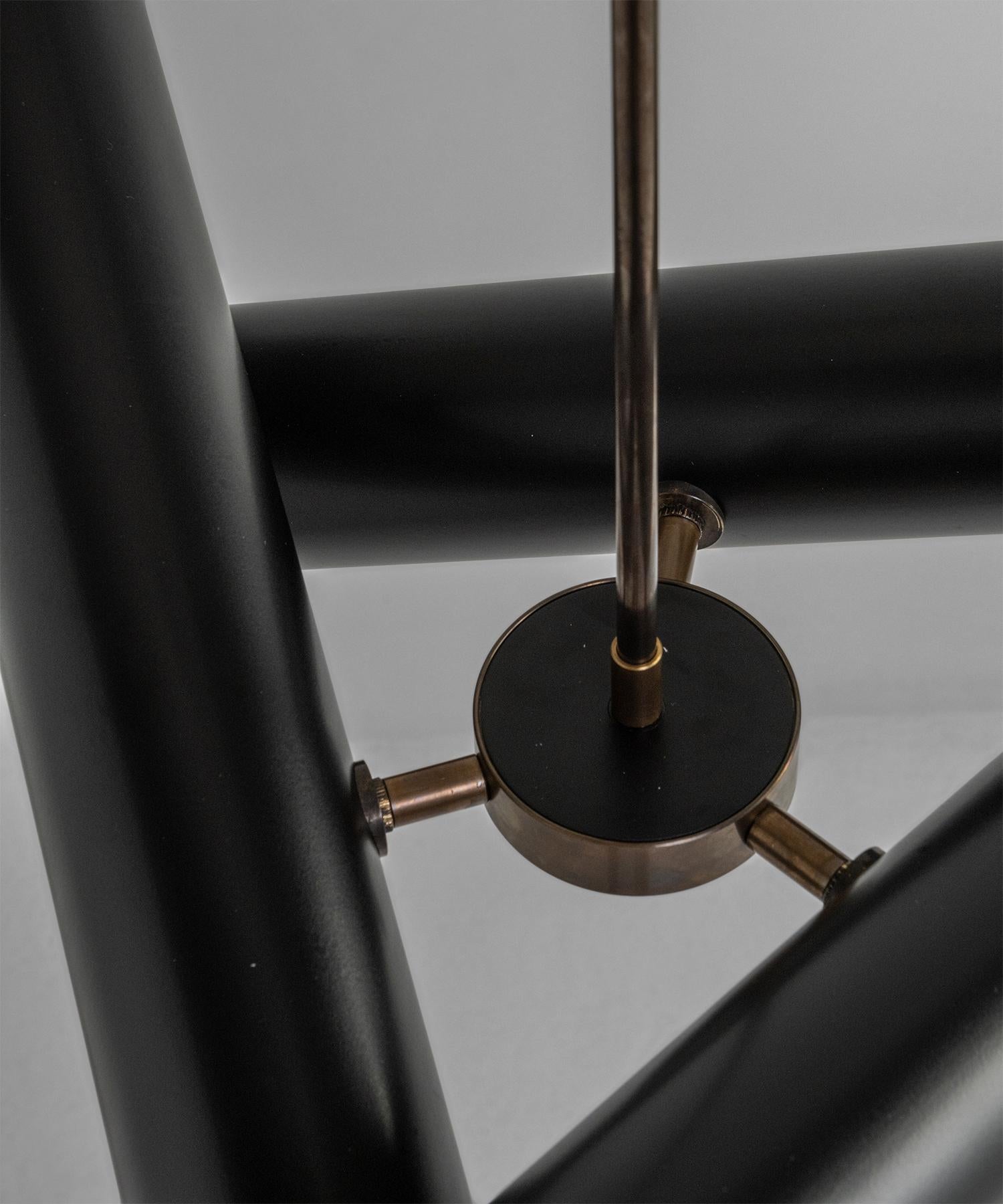 Schwarzer röhrenförmiger Kronleuchter aus Metall und Messing, hergestellt in Italien im Angebot 1