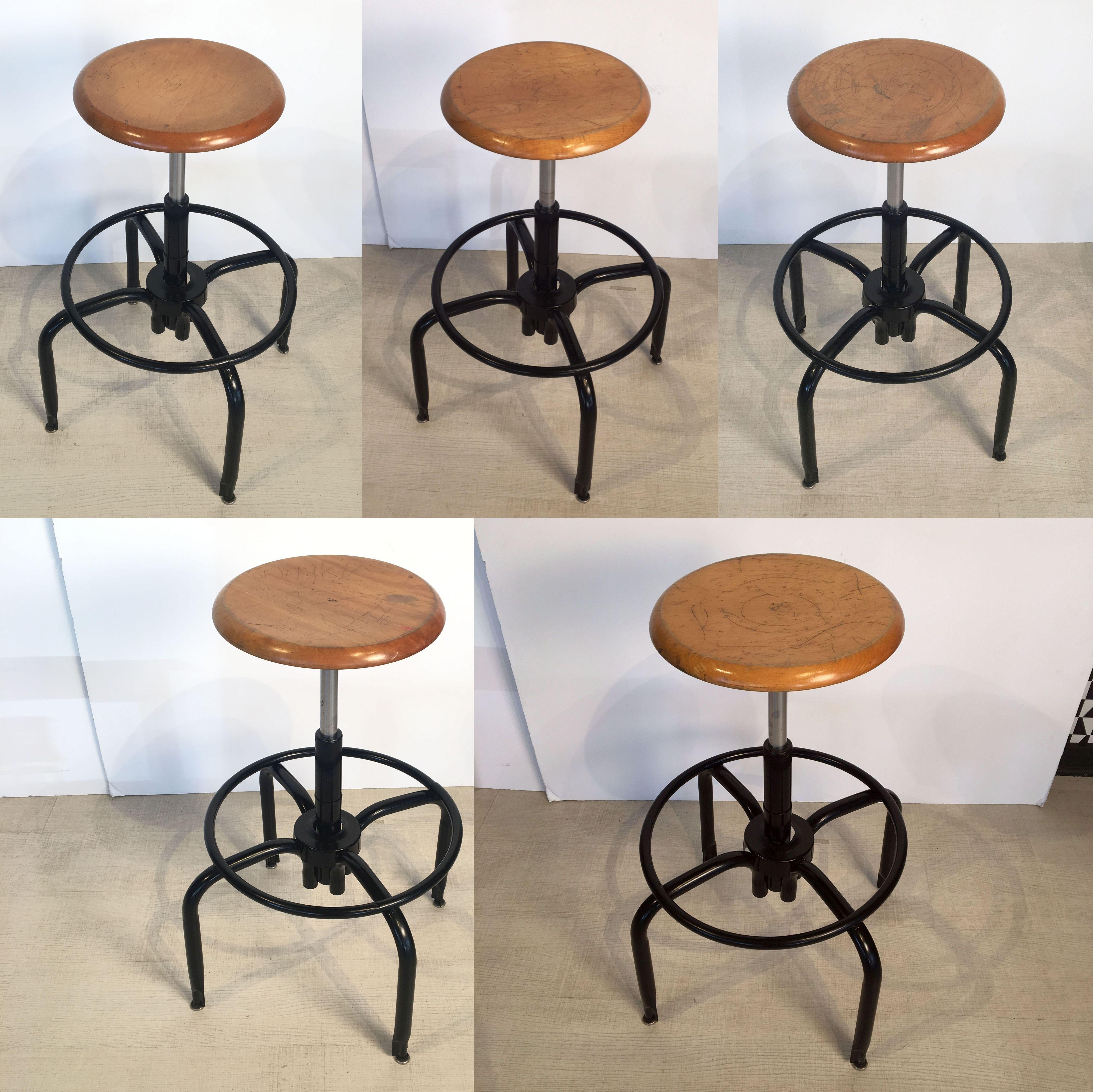 XX secolo Sgabelli da bar in metallo nero e cromo con sedili rotondi in Wood 
