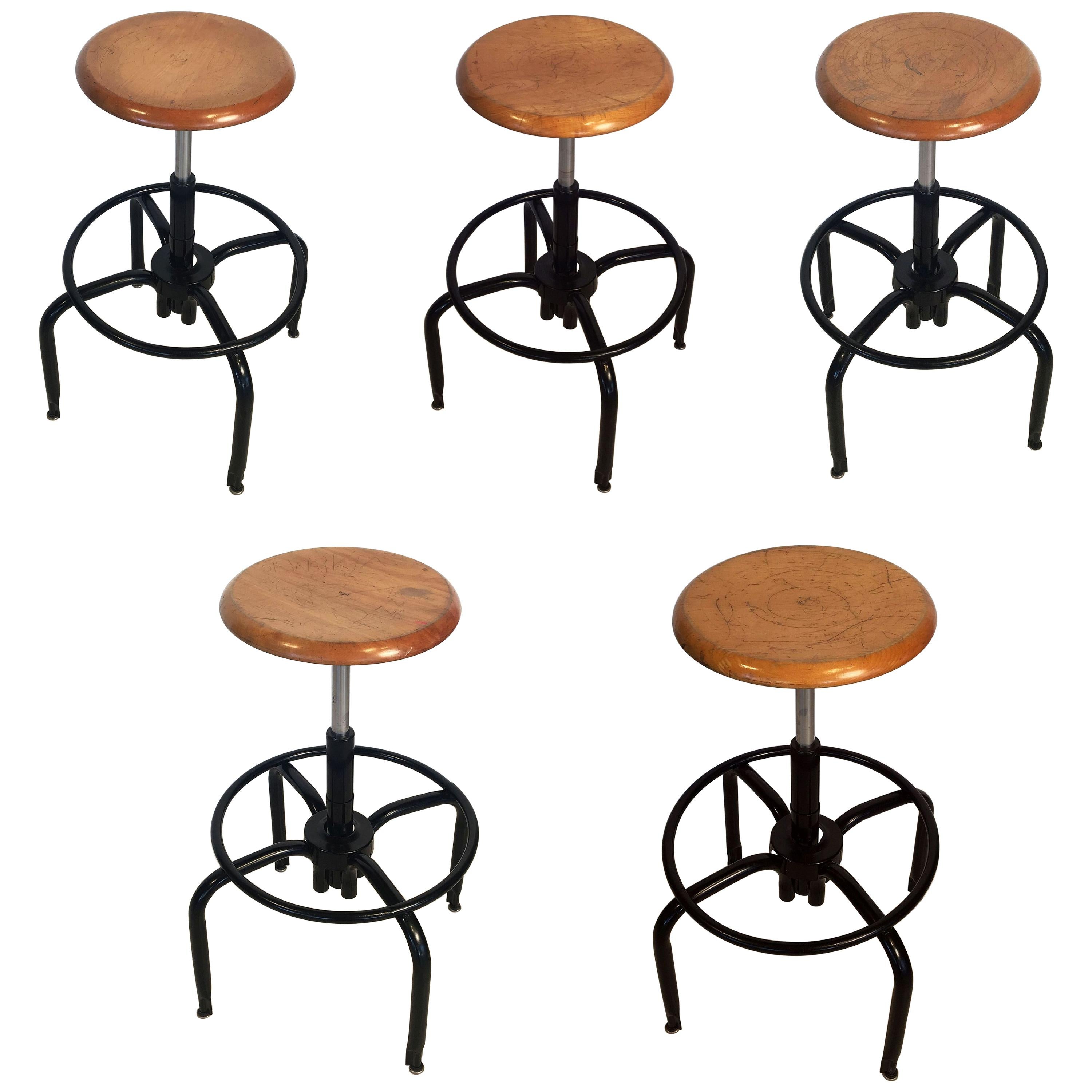 Tabourets de bar en métal noir et chrome avec sièges ronds en bois (prix individuel)