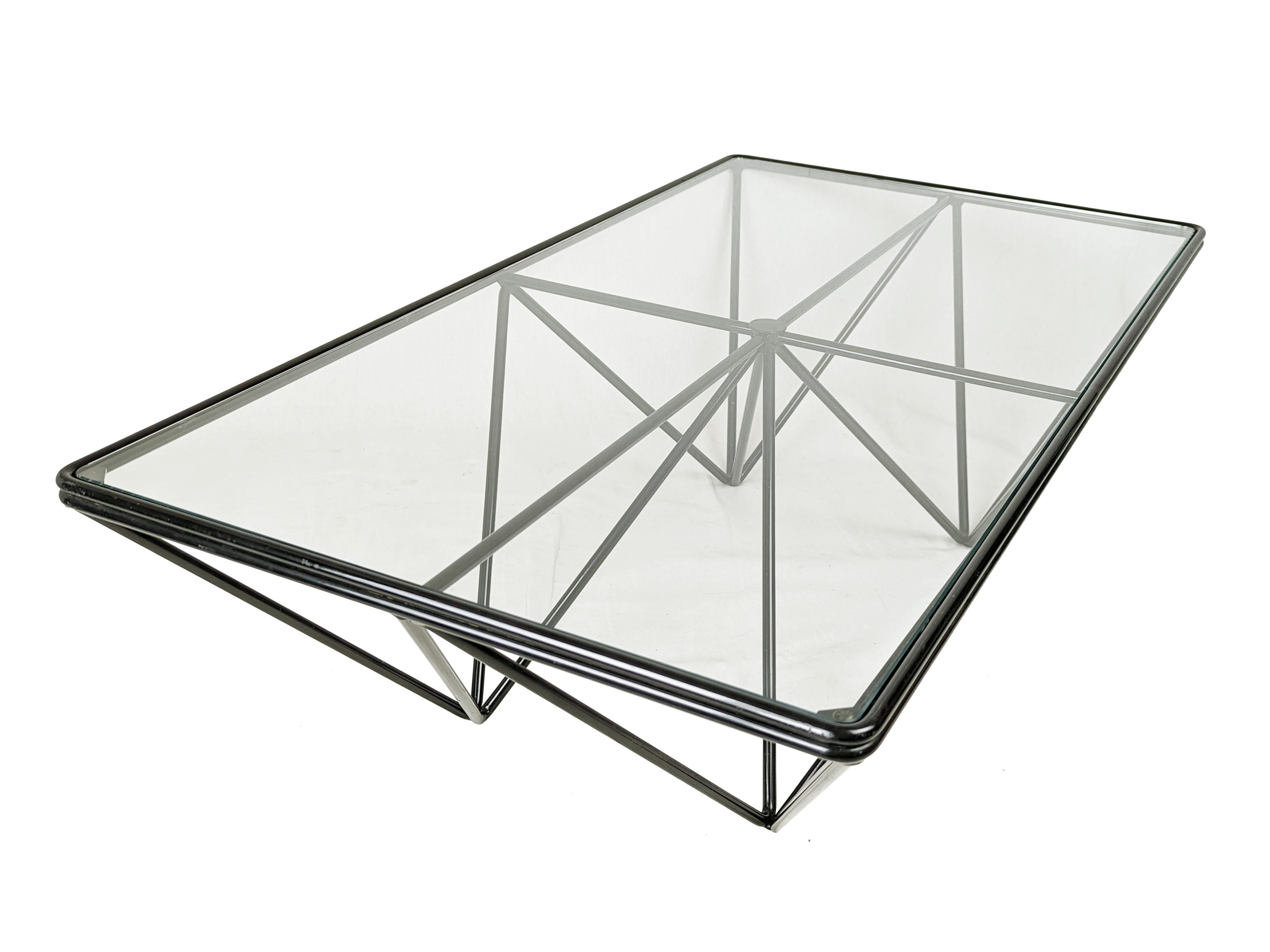 Coffee table with black metal rod structure and glass top attributed to Paolo Piva for B&B Italia. Good condition: light wear on the metal structure. Some very light chips on the glass halfway along the long side near the supports.